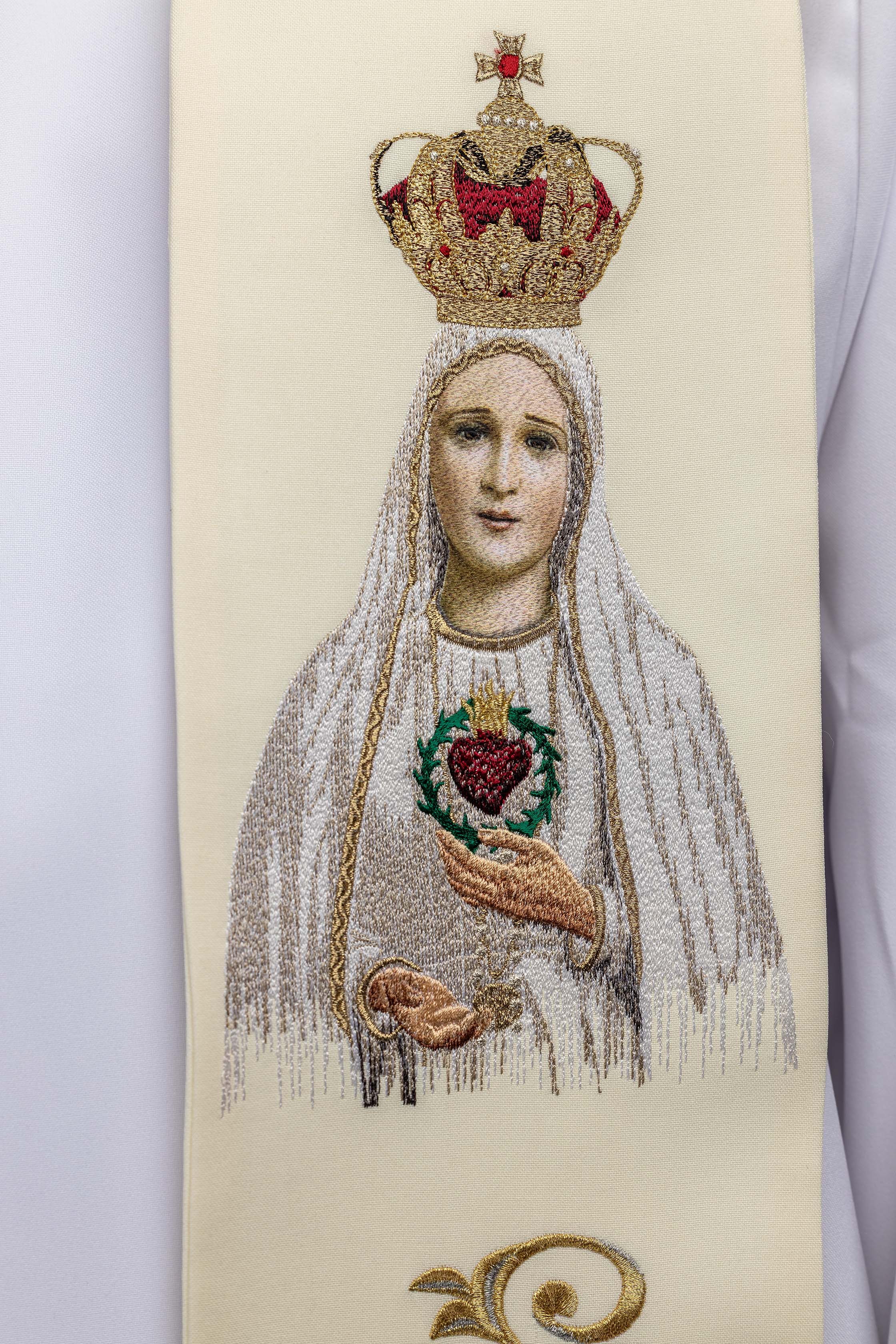 Embroidered stole with the image of Our Lady of Fatima