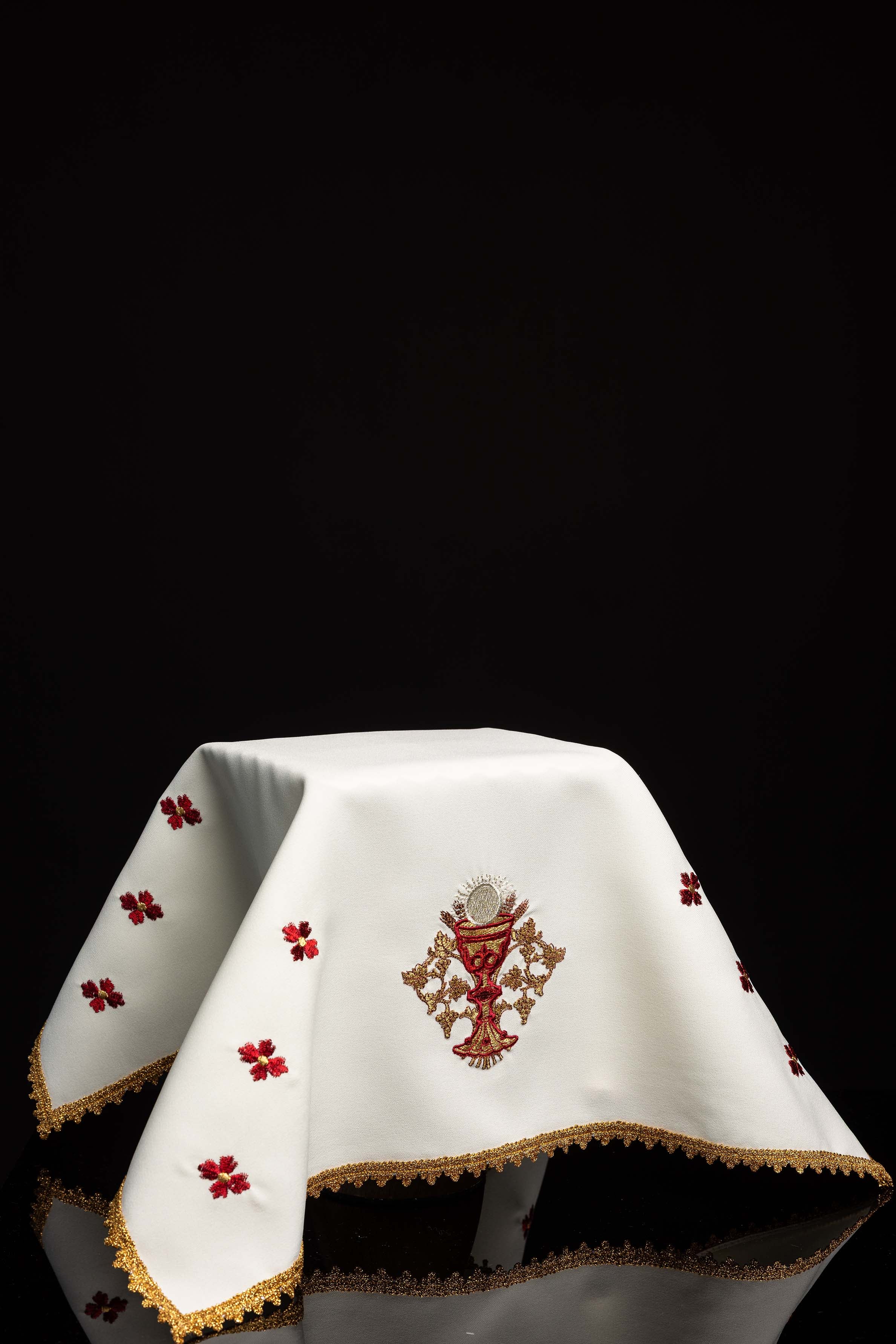 Chalice veil with host embroidery