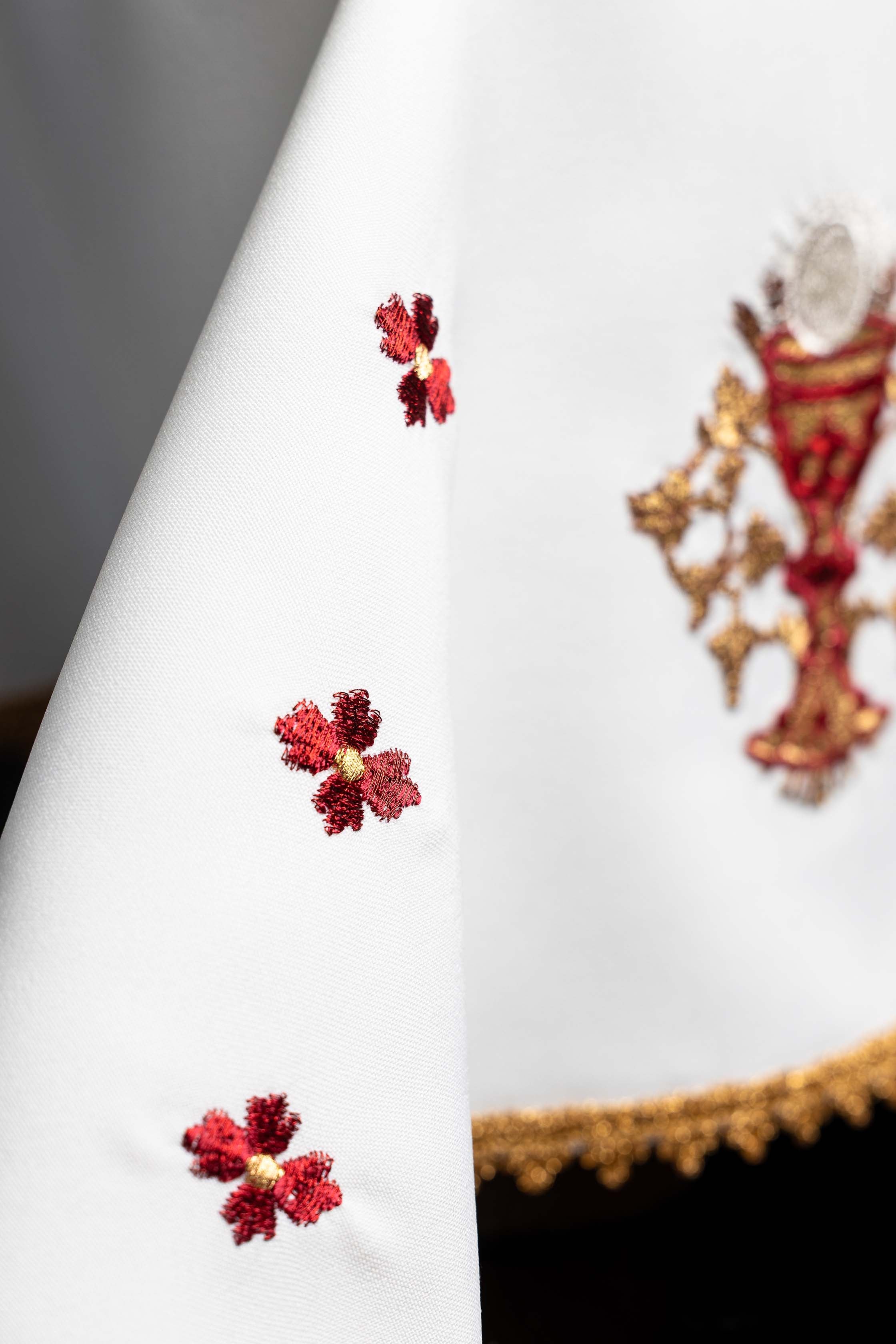 Chalice veil with host embroidery
