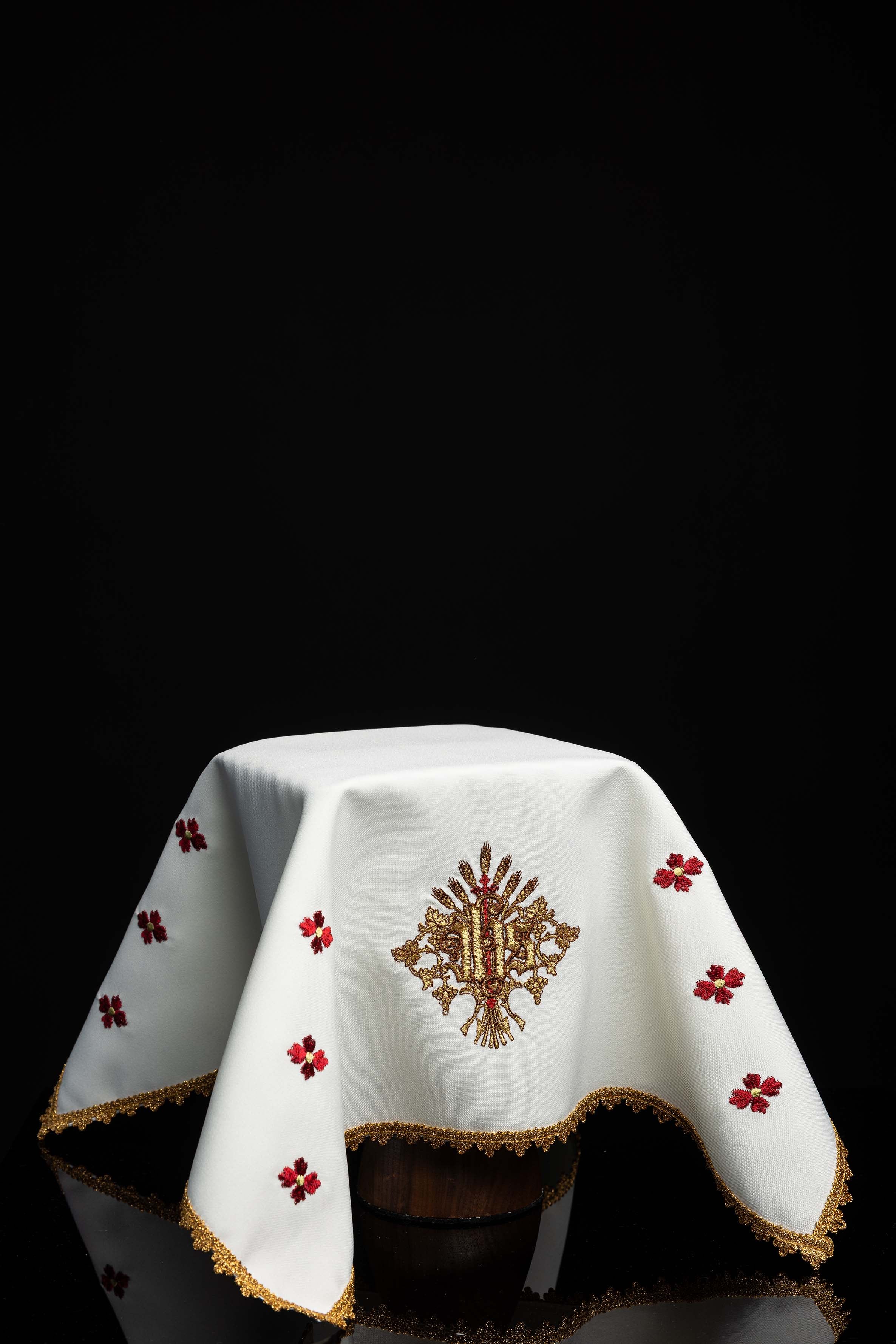 Chalice veil with embroidery of ears of wheat and grapes