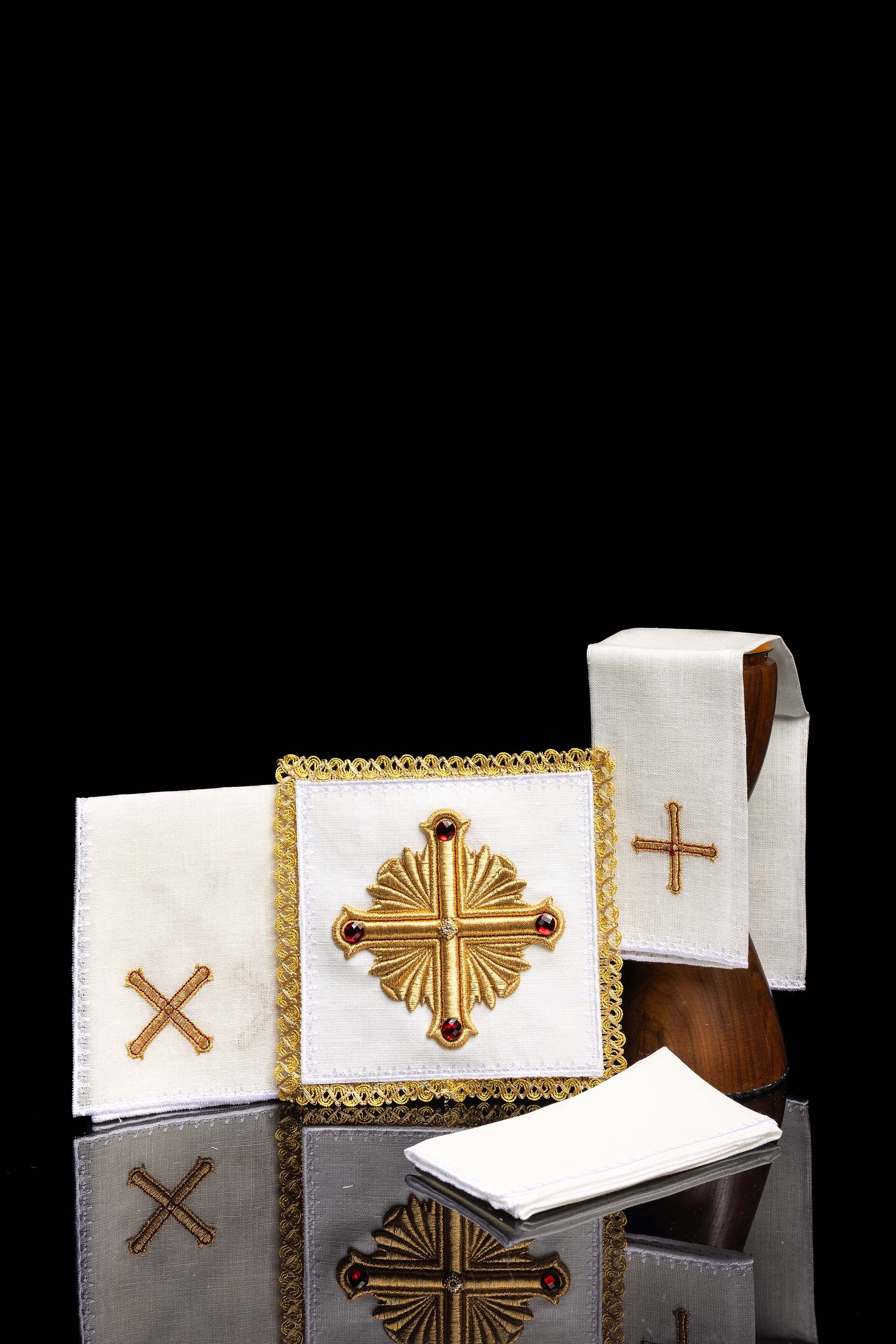 Embroidered altar linen richly decorated - CHASUBLES.COM