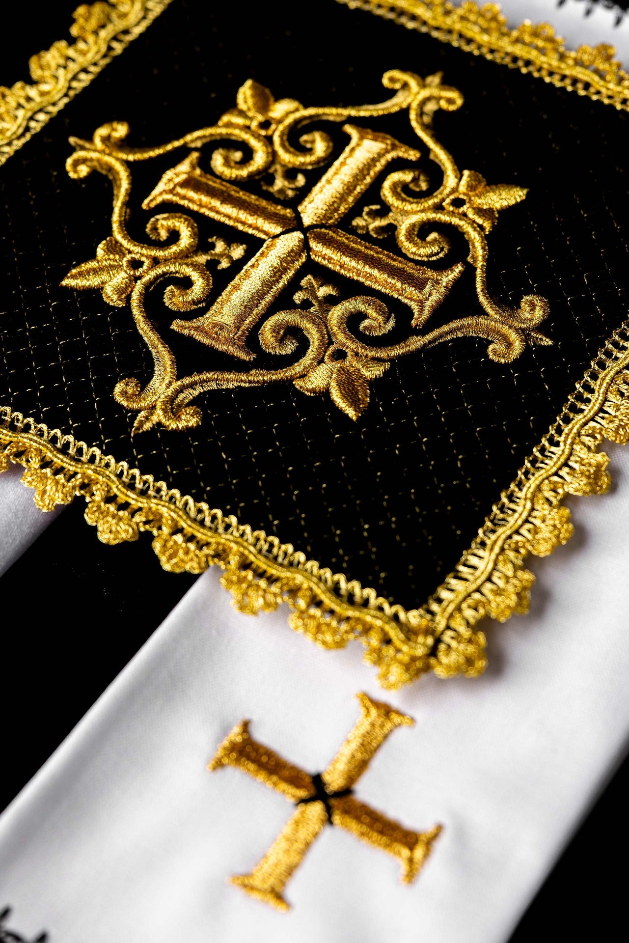 Chalice linens set made of black velvet with an embroidered cross