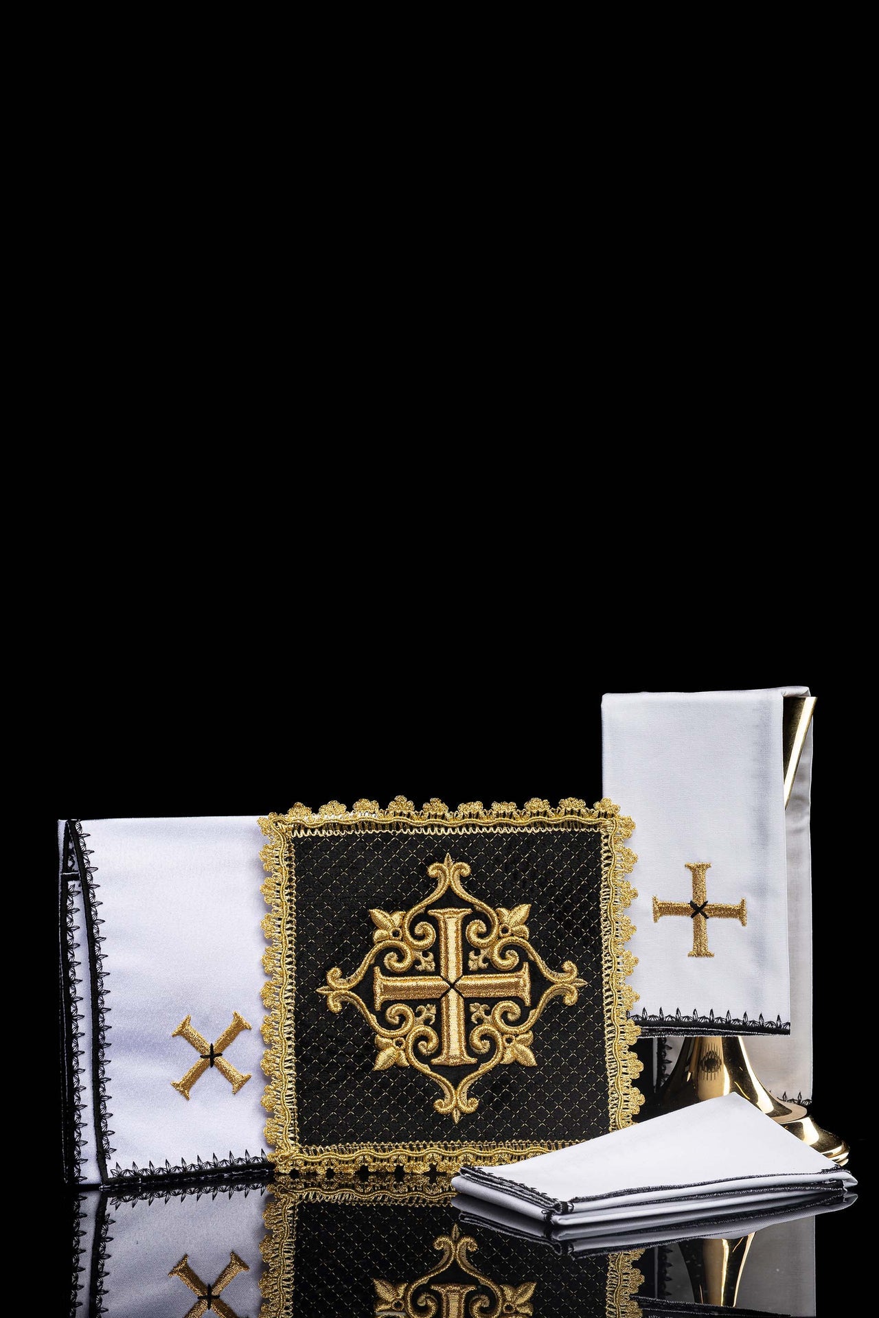 Chalice linens set made of black velvet with an embroidered cross