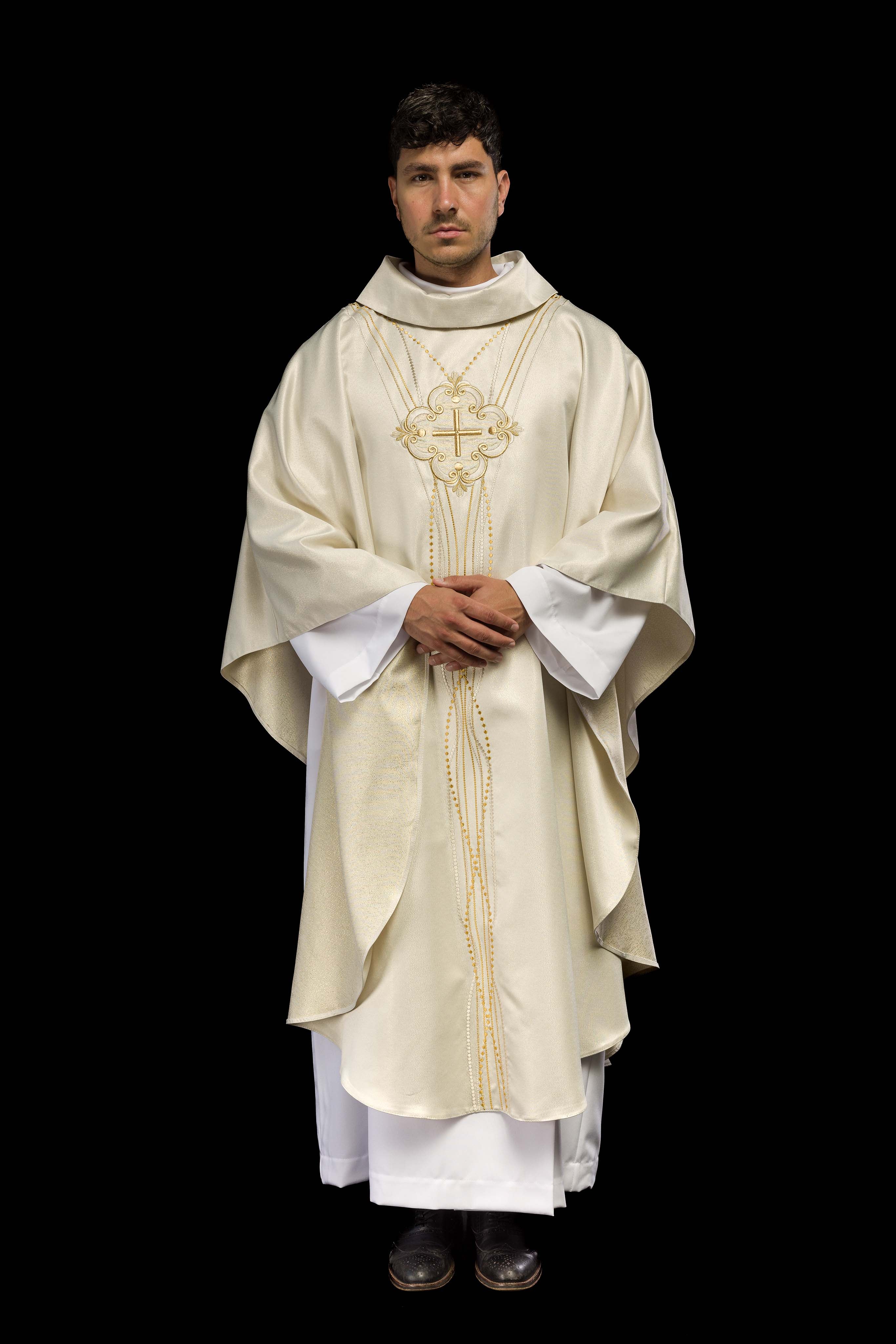 Chasuble made of shiny fabric inspired by the rosary