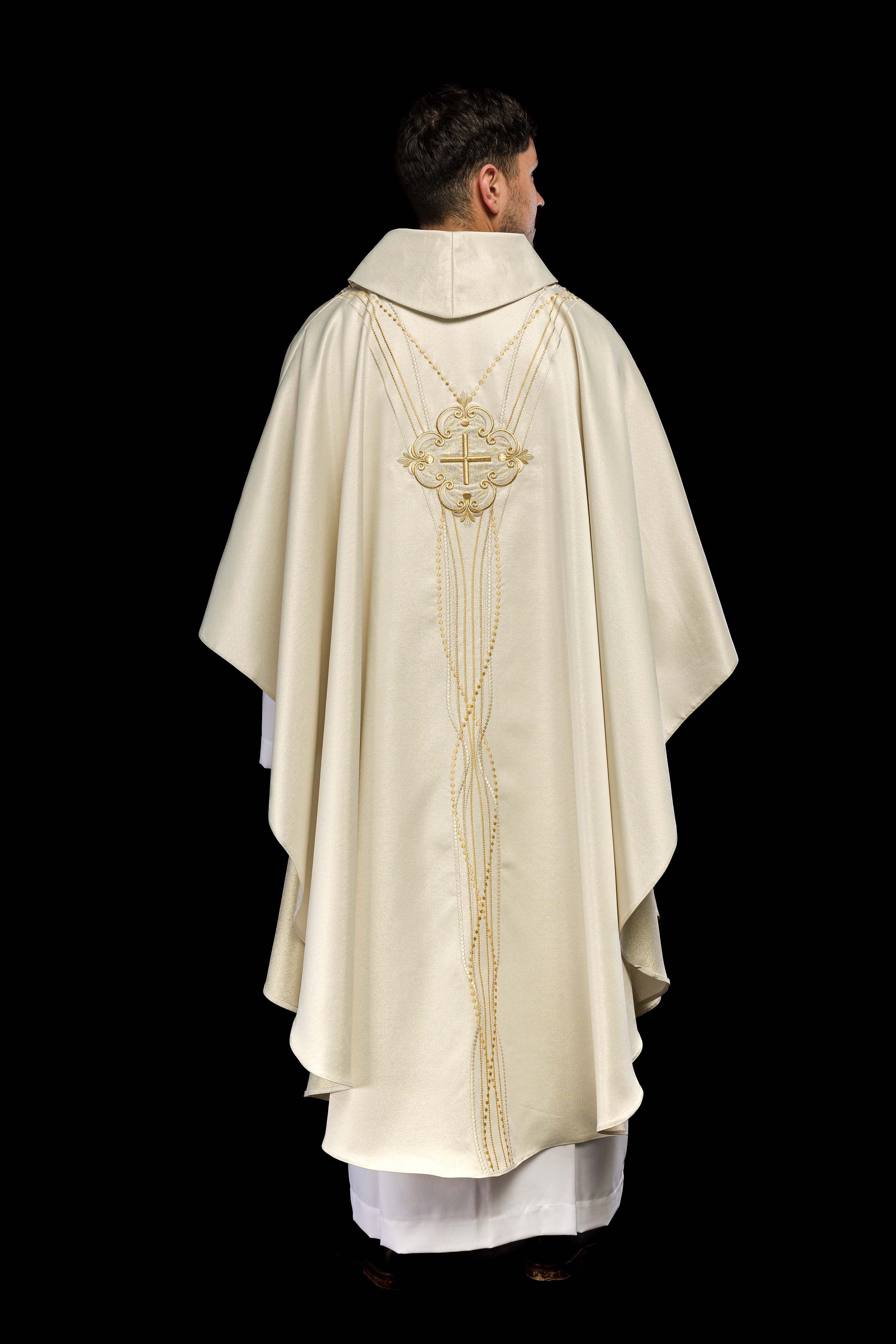 Chasuble made of shiny fabric inspired by the rosary