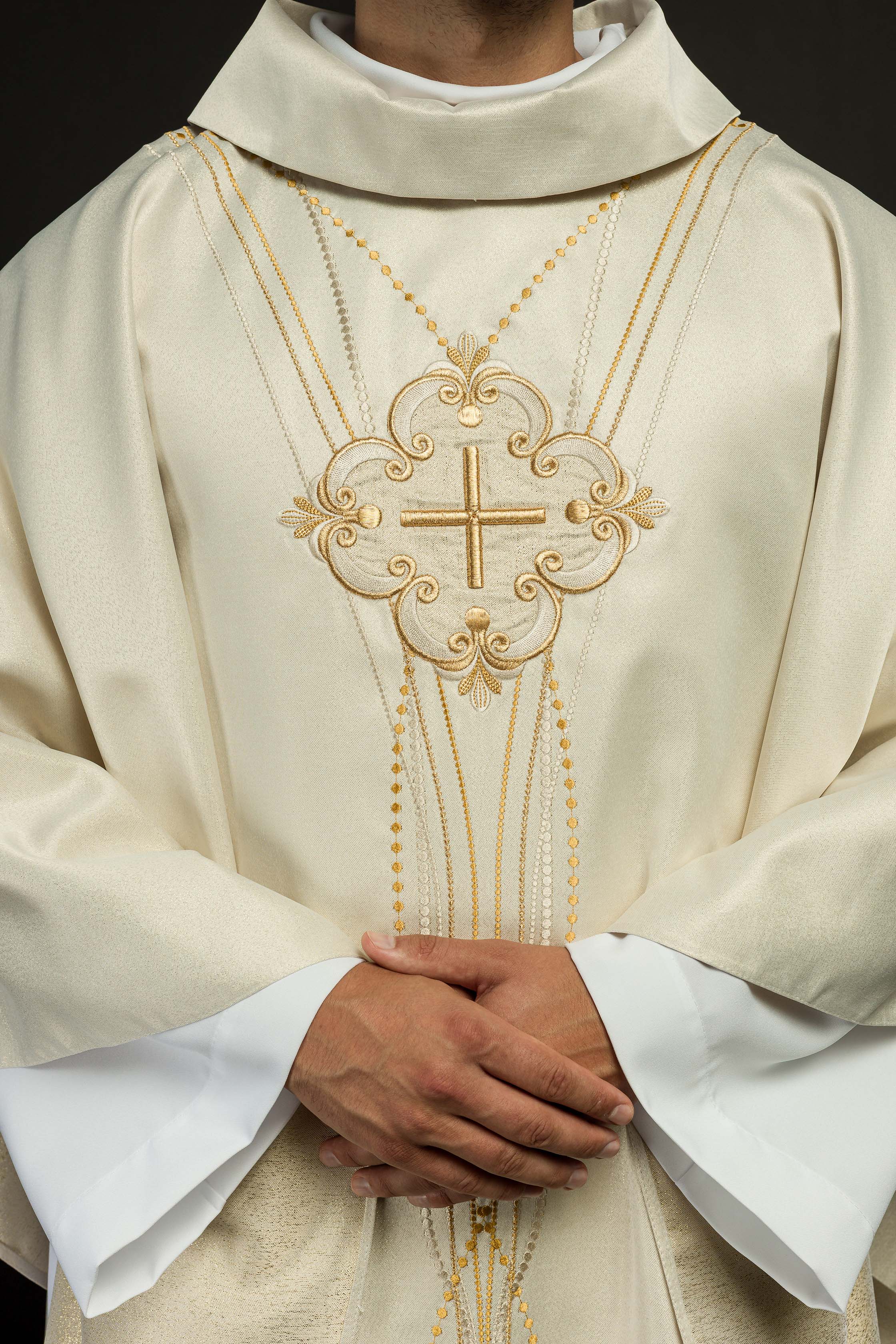 Chasuble made of shiny fabric inspired by the rosary