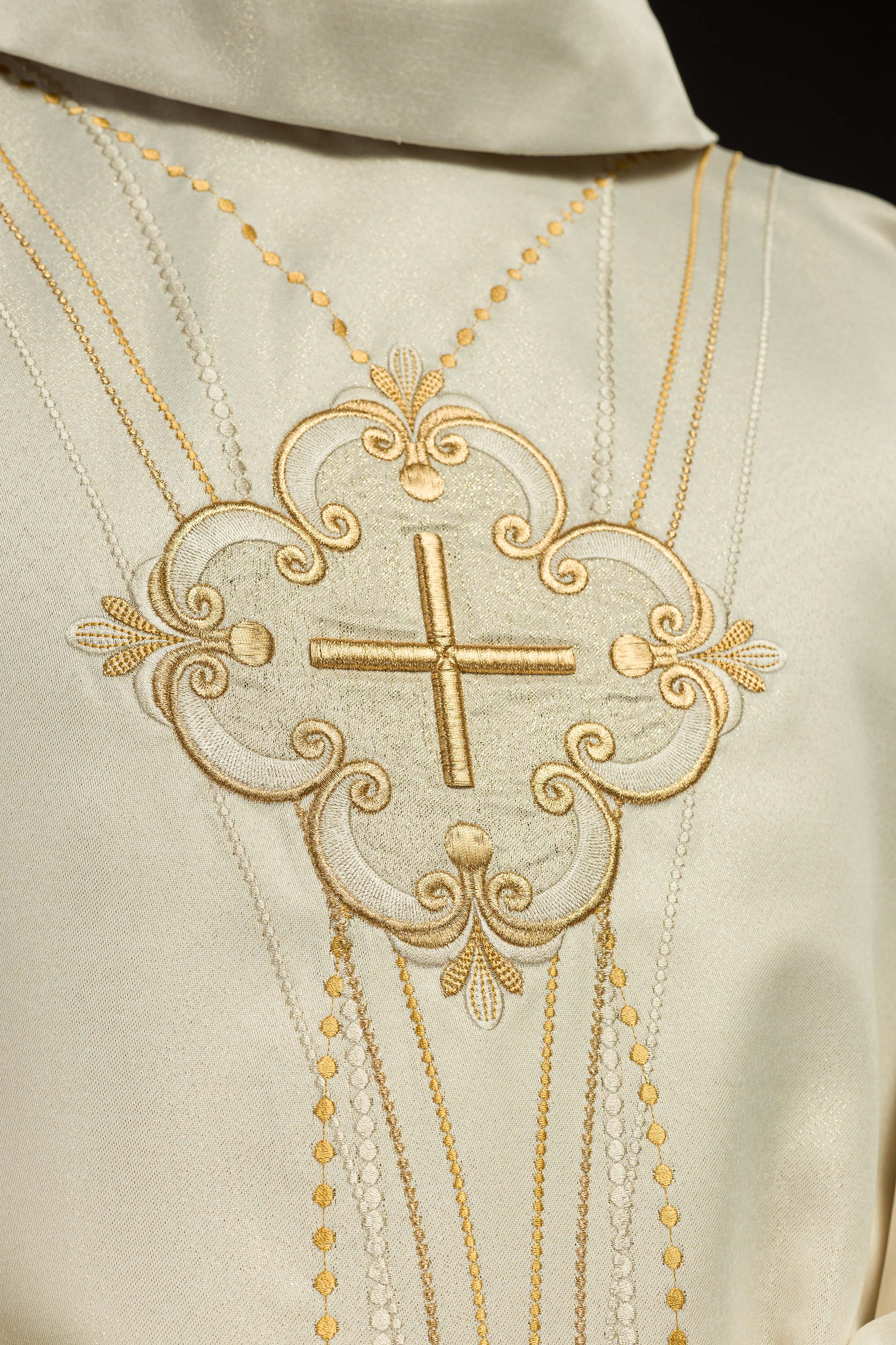 Chasuble made of shiny fabric inspired by the rosary