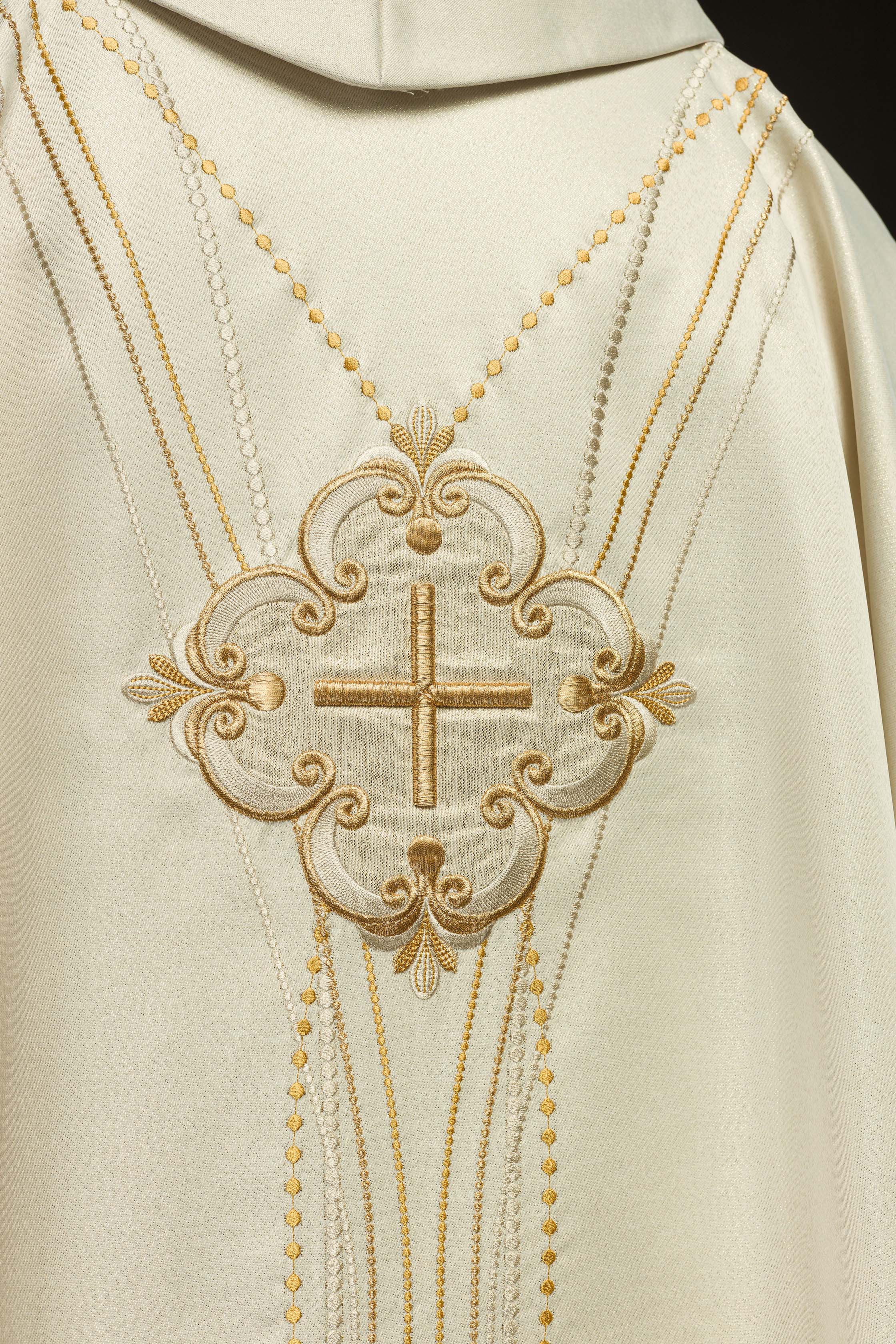 Chasuble made of shiny fabric inspired by the rosary