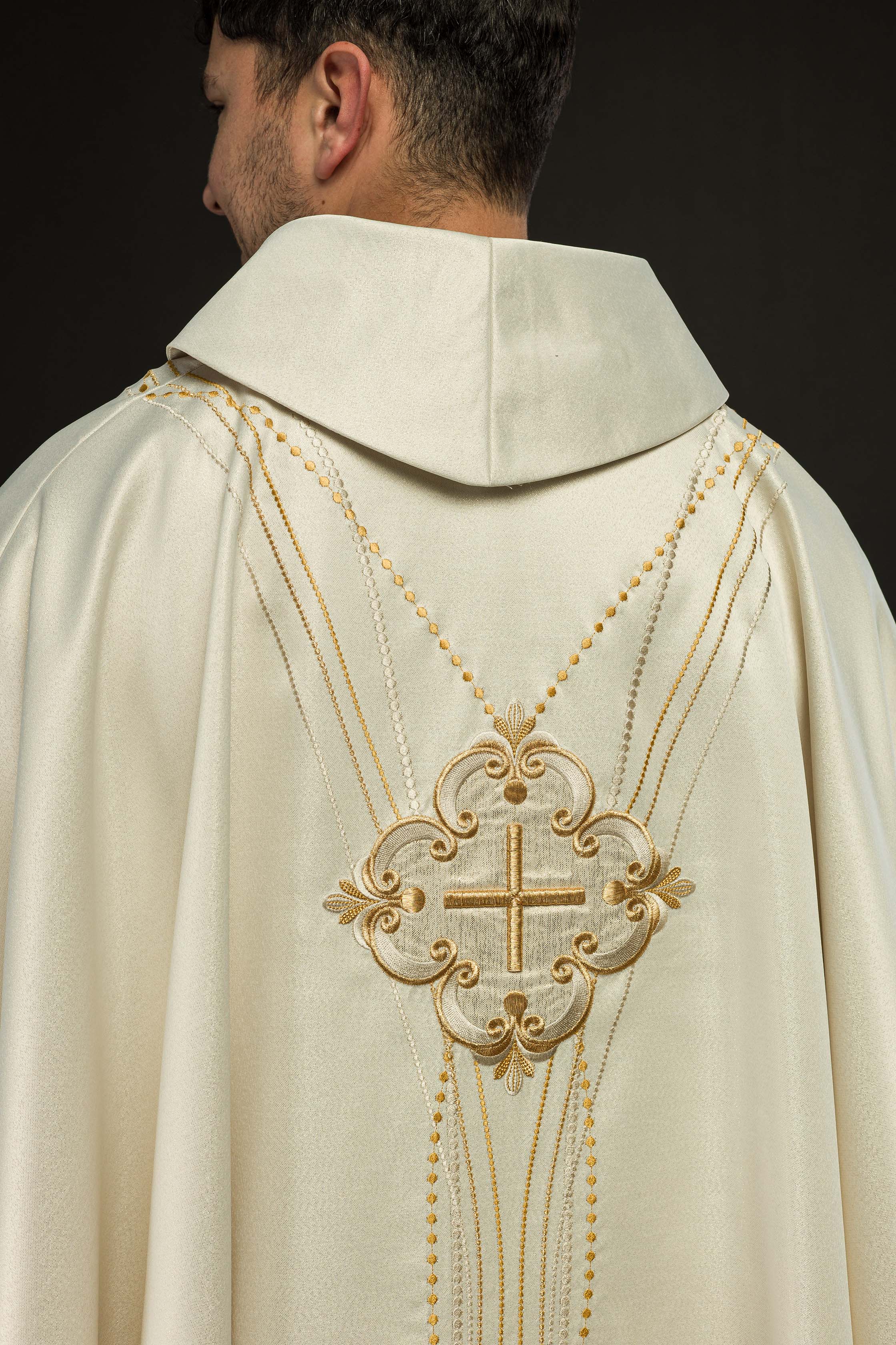 Chasuble made of shiny fabric inspired by the rosary