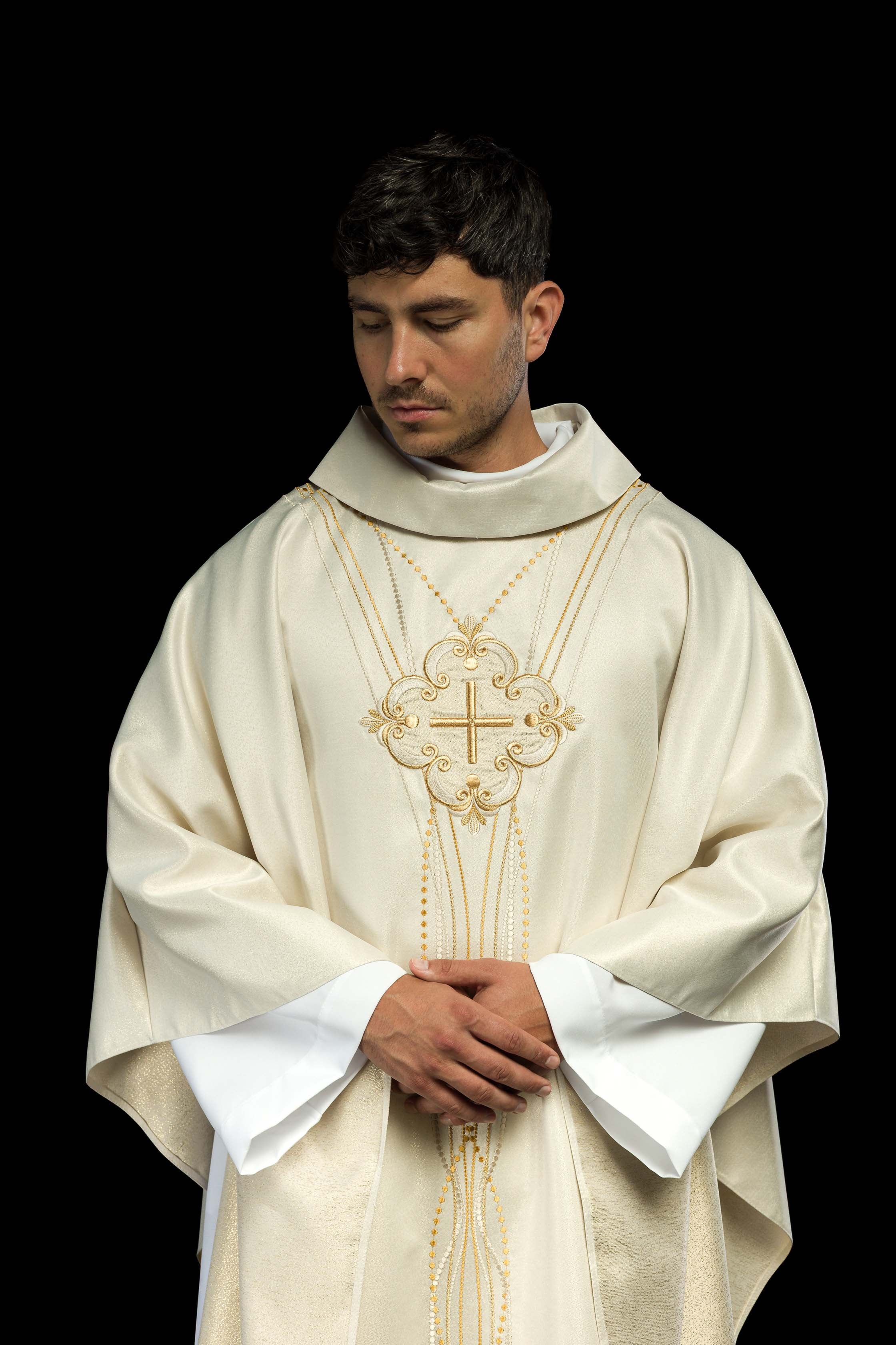 Chasuble made of shiny fabric inspired by the rosary
