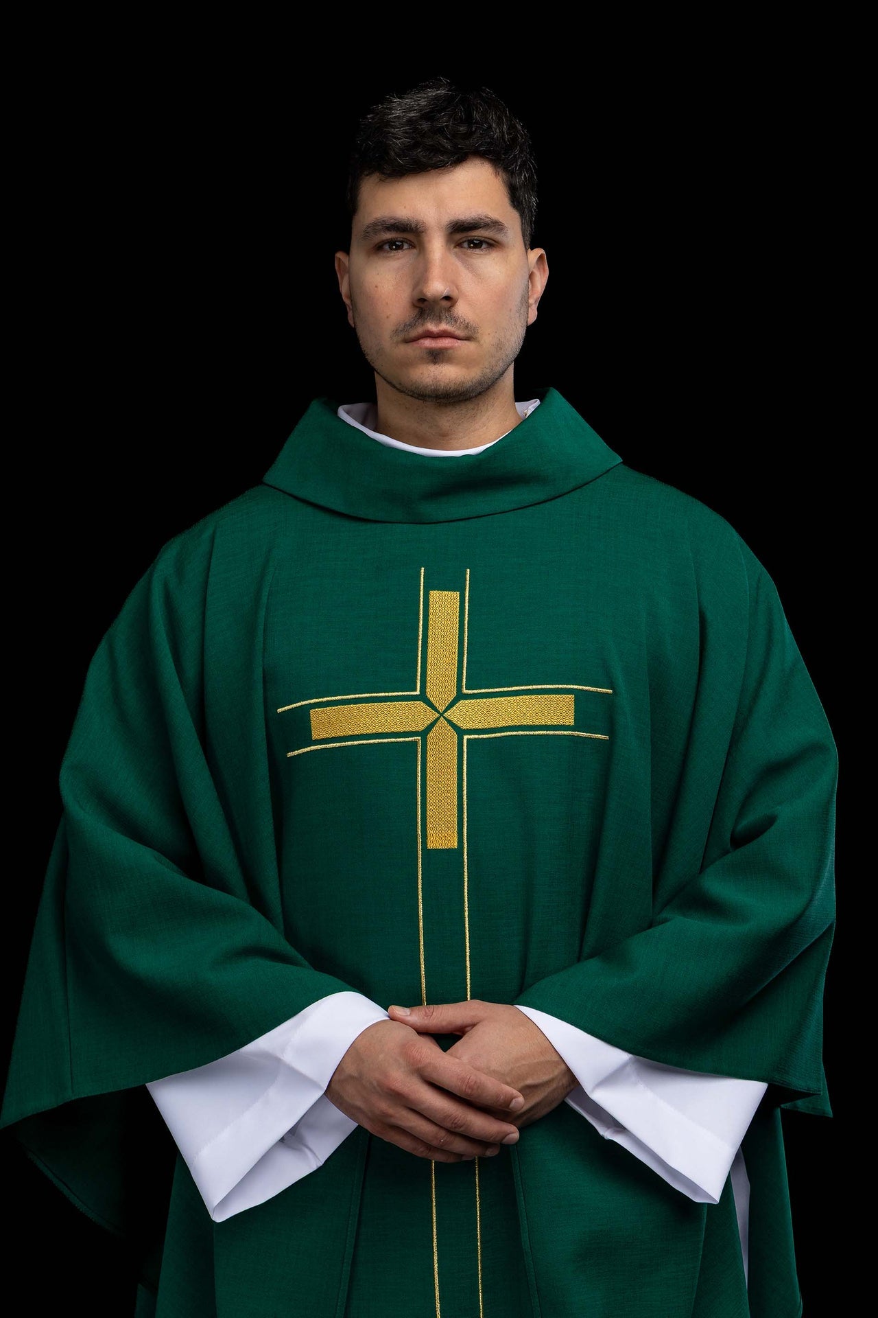 Zielony ornat z haftowanym motywem krzyża - CHASUBLES.COM