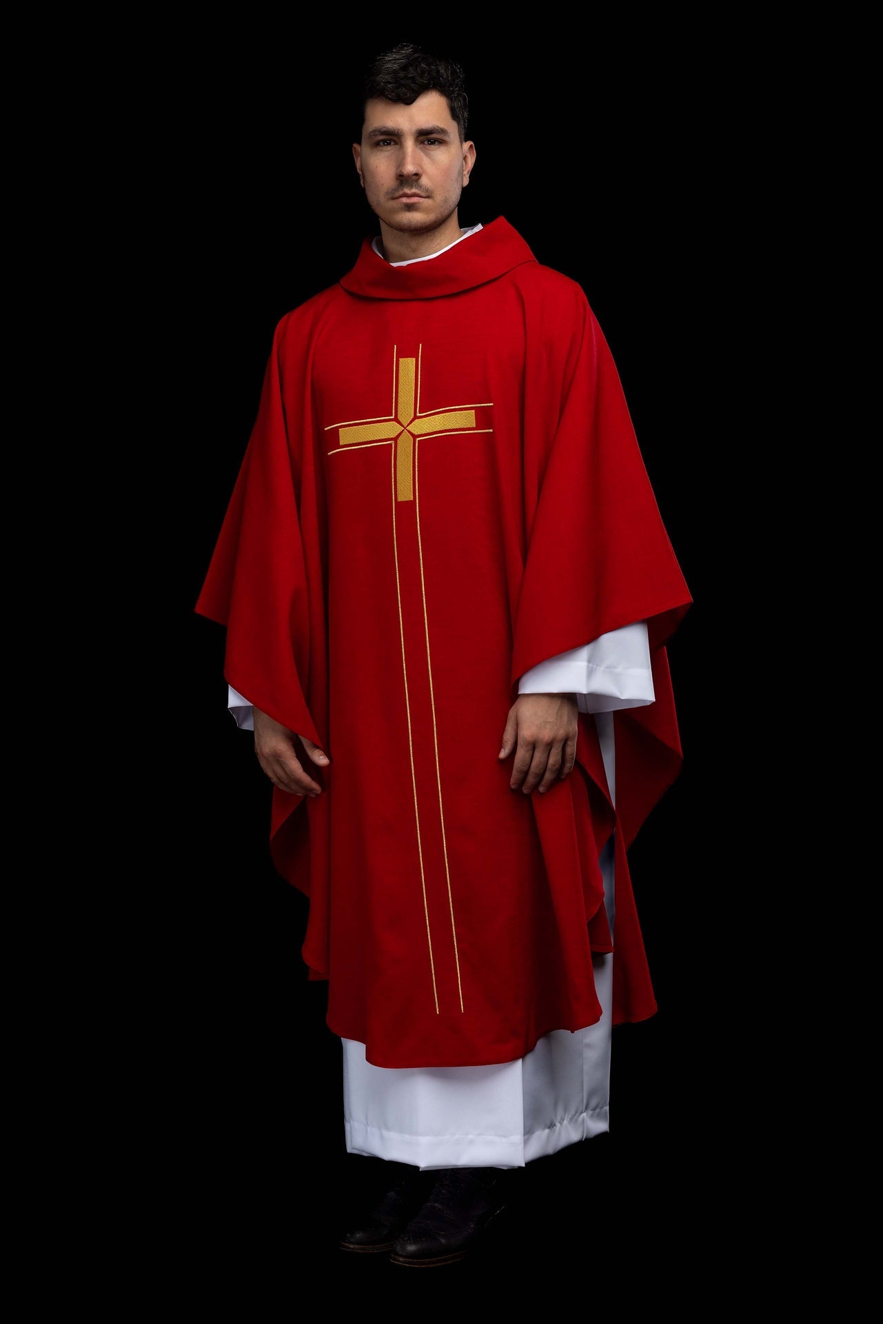 Czerwony ornat z haftowanym motywem krzyża - CHASUBLES.COM