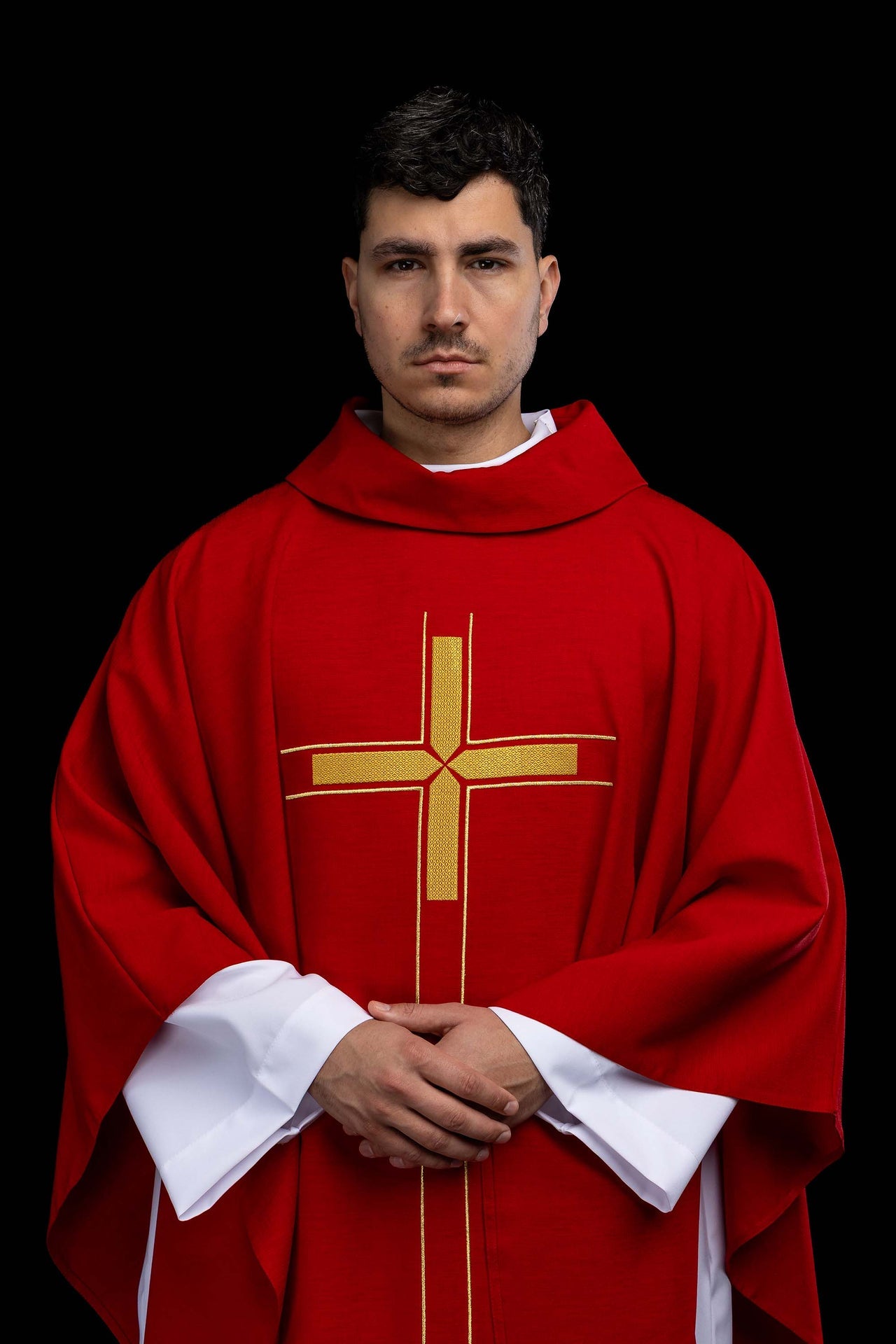 Czerwony ornat z haftowanym motywem krzyża - CHASUBLES.COM