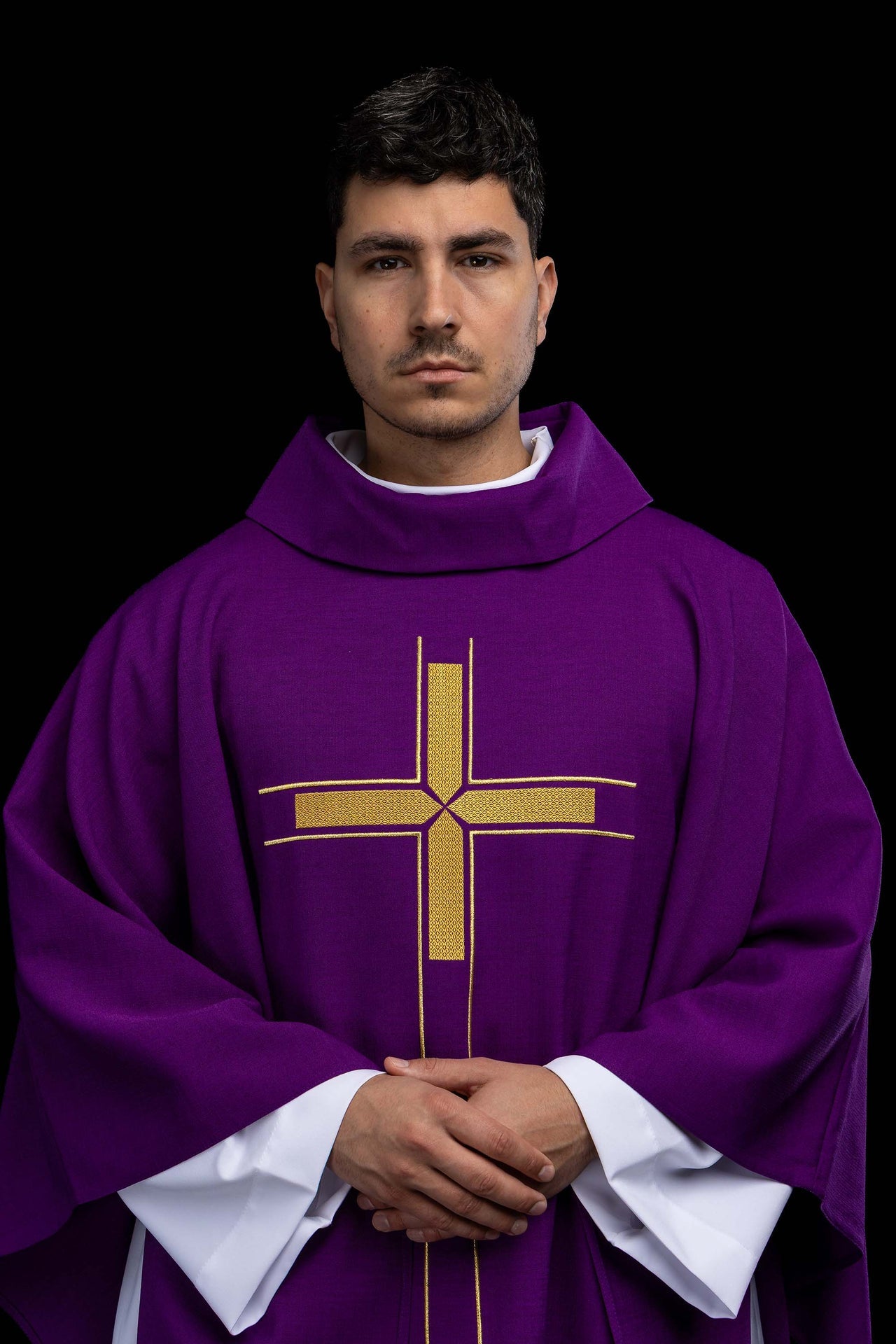 Fioletowy ornat z haftowanym motywem krzyża - CHASUBLES.COM