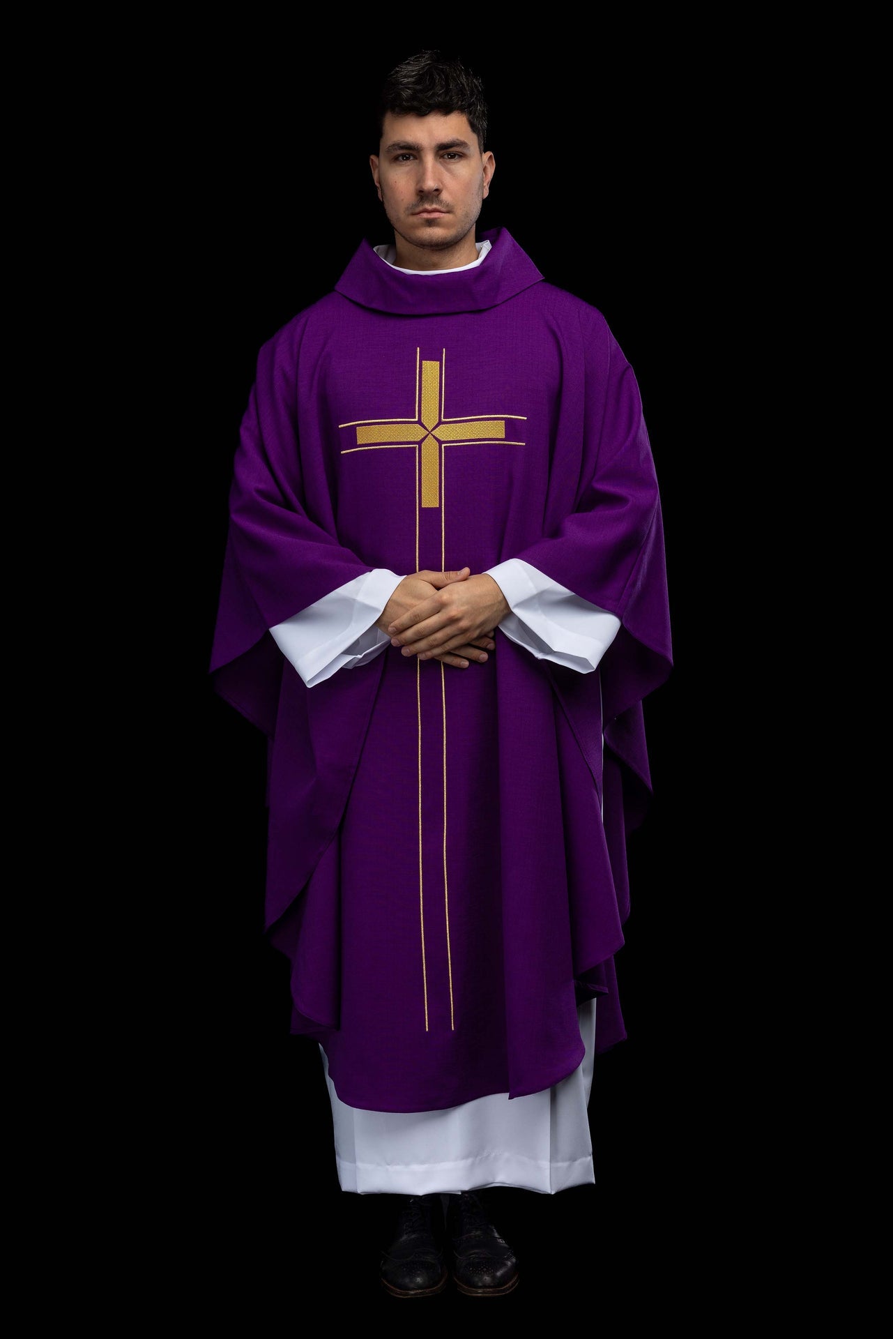 Fioletowy ornat z haftowanym motywem krzyża - CHASUBLES.COM