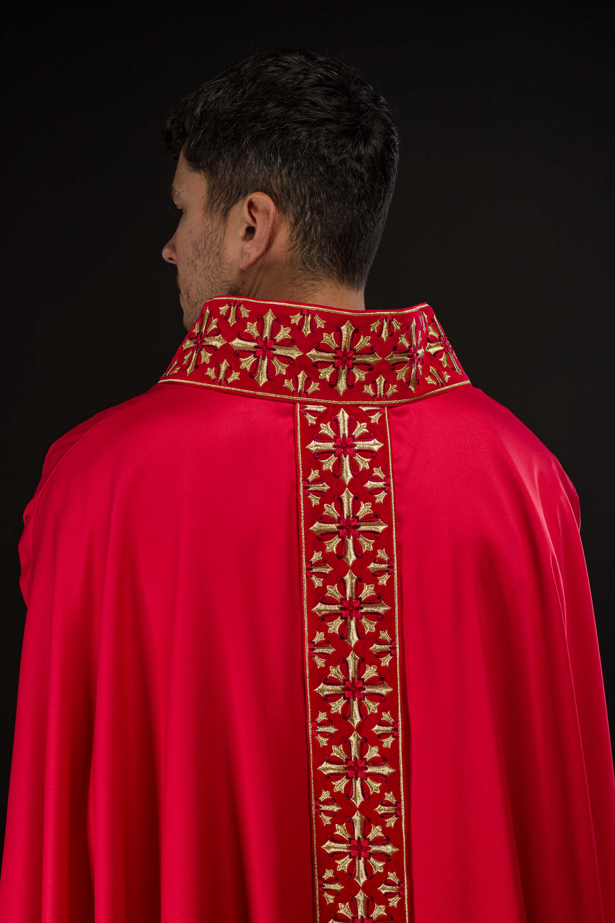 Red chasuble with cross neck and shiny embroidery - CHASUBLES.COM