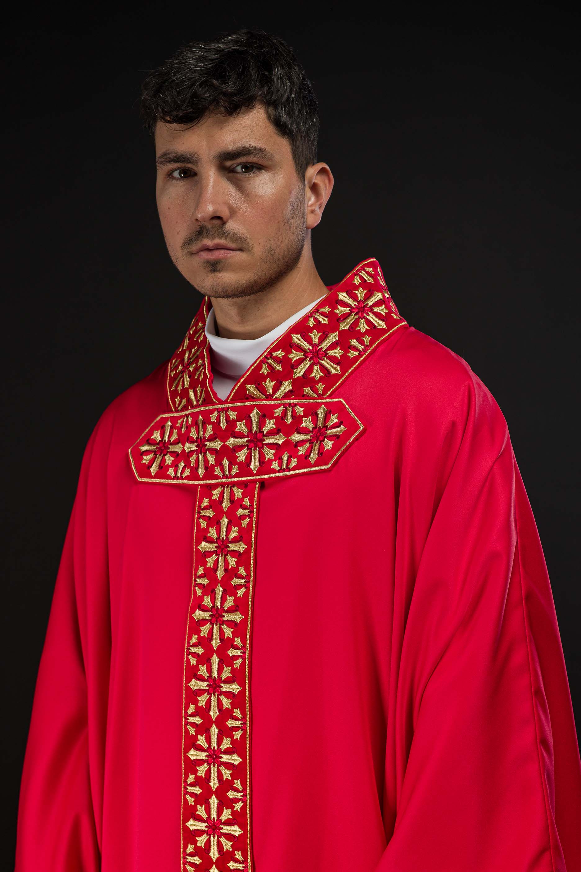 Red chasuble with cross neck and shiny embroidery