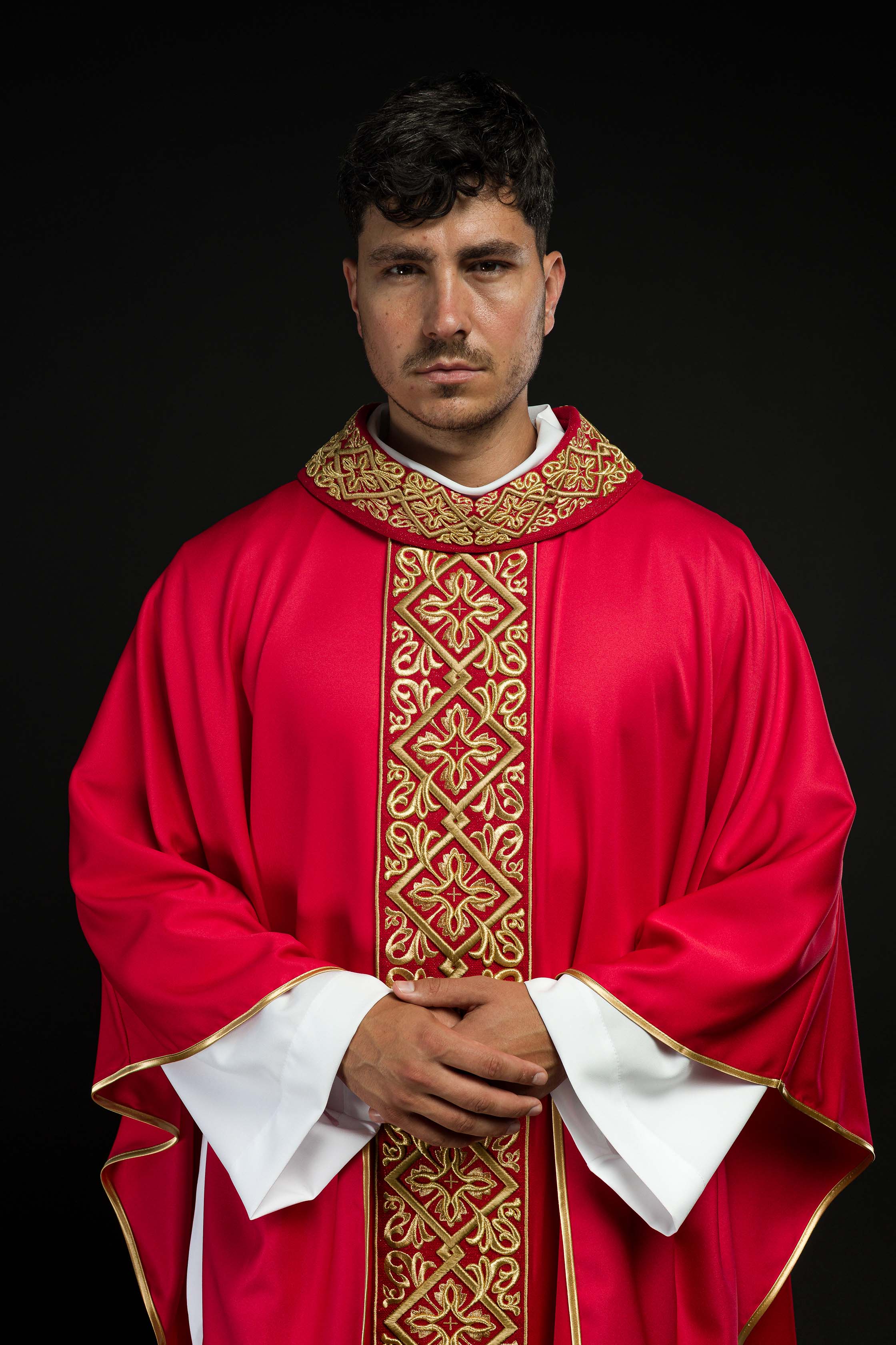 Red chasuble with embroidered collar - CHASUBLES.COM
