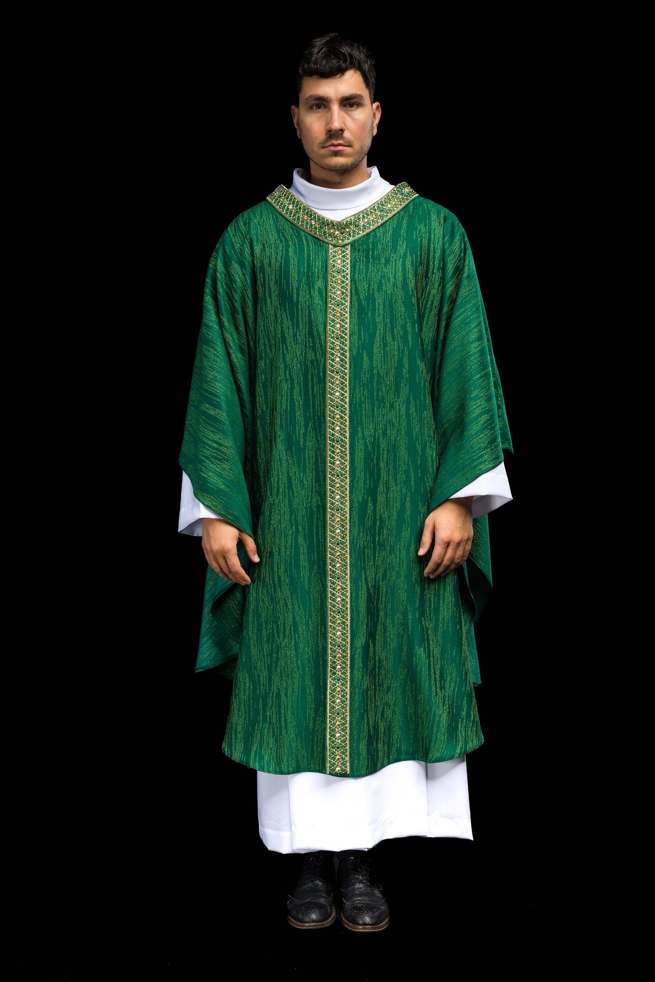 Zielony Ornat z Haftowanym Pasem i Kołnierzem - CHASUBLES.COM