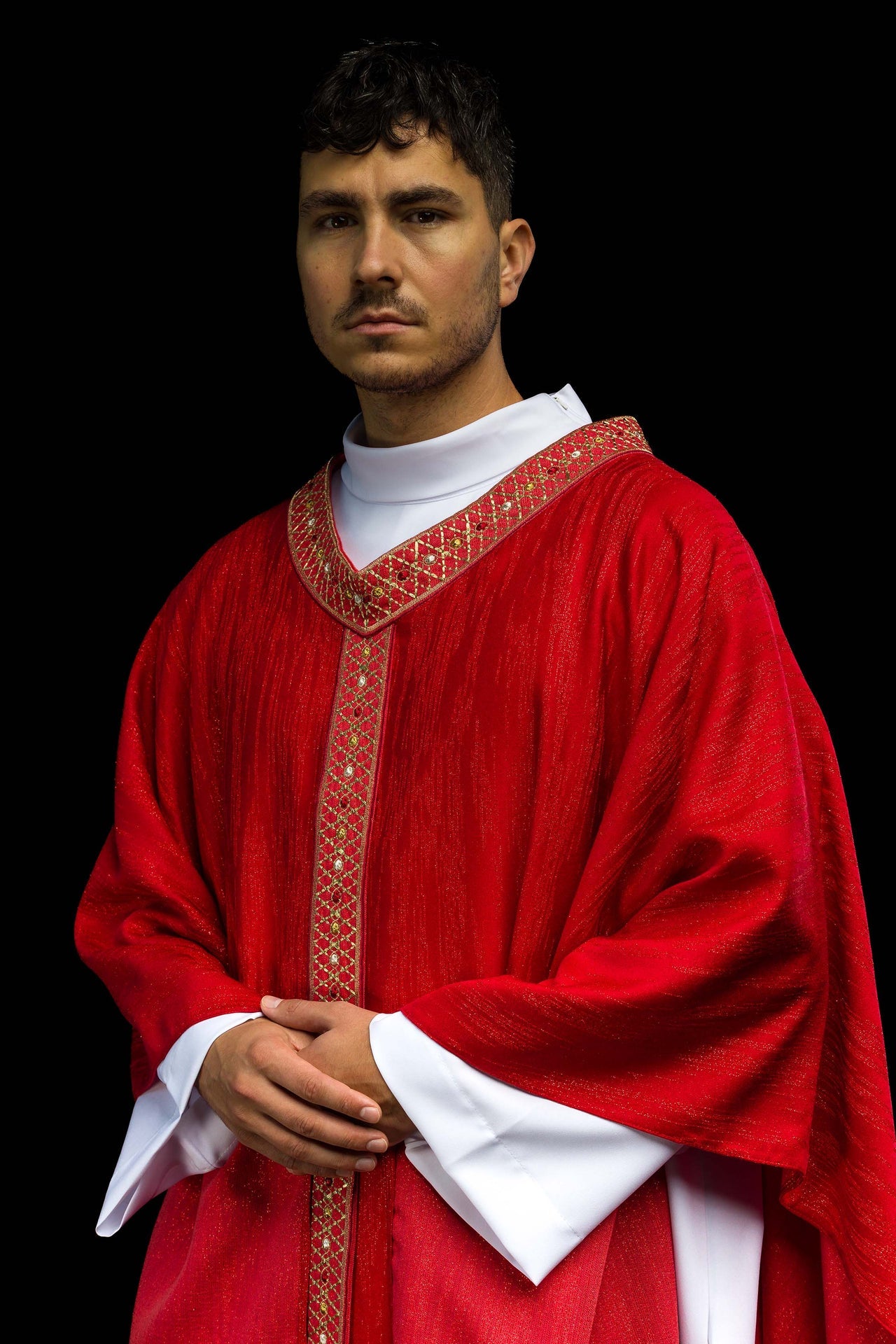 Czerwony Ornat z Haftowanym Pasem i Kołnierzem - CHASUBLES.COM