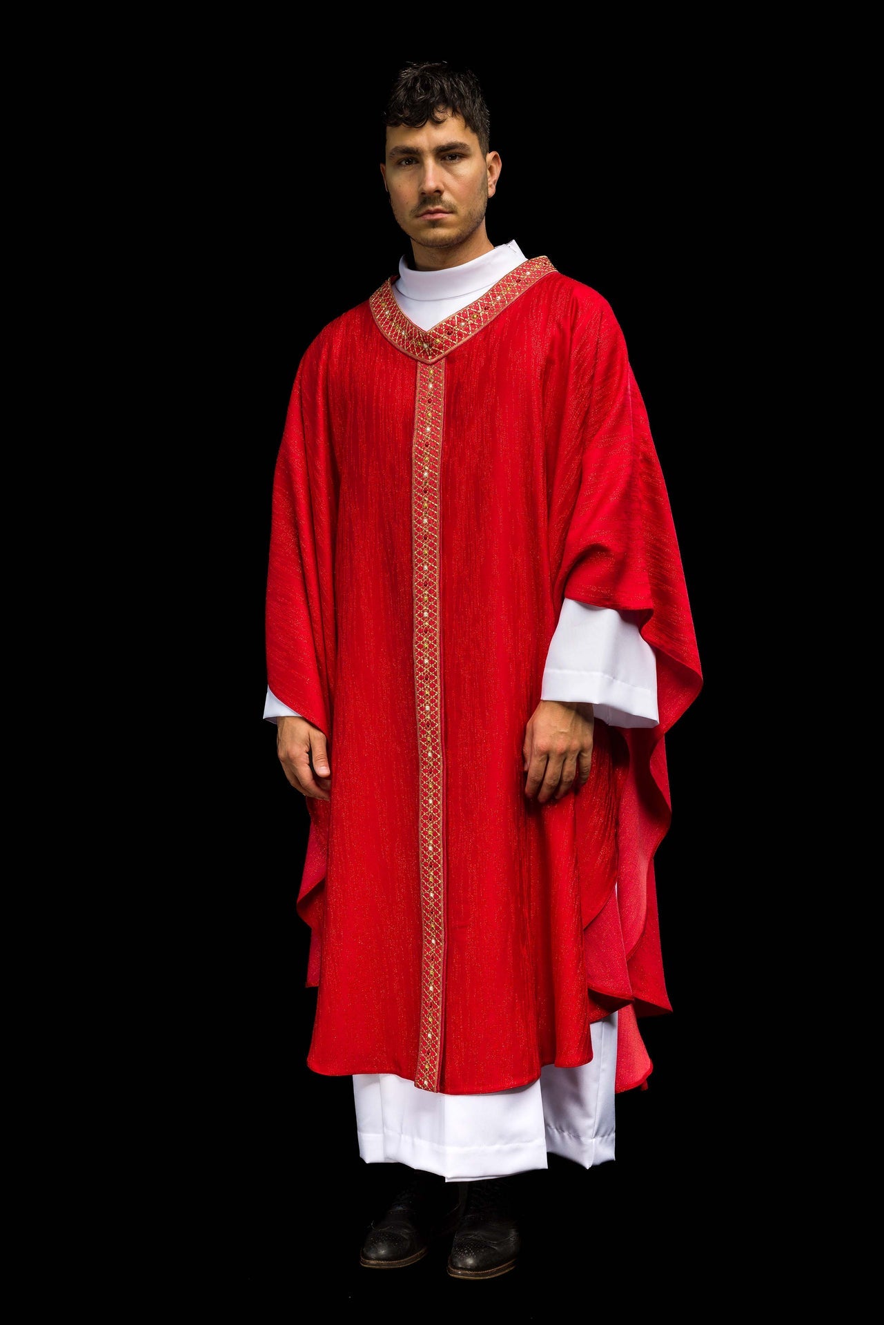 Czerwony Ornat z Haftowanym Pasem i Kołnierzem - CHASUBLES.COM