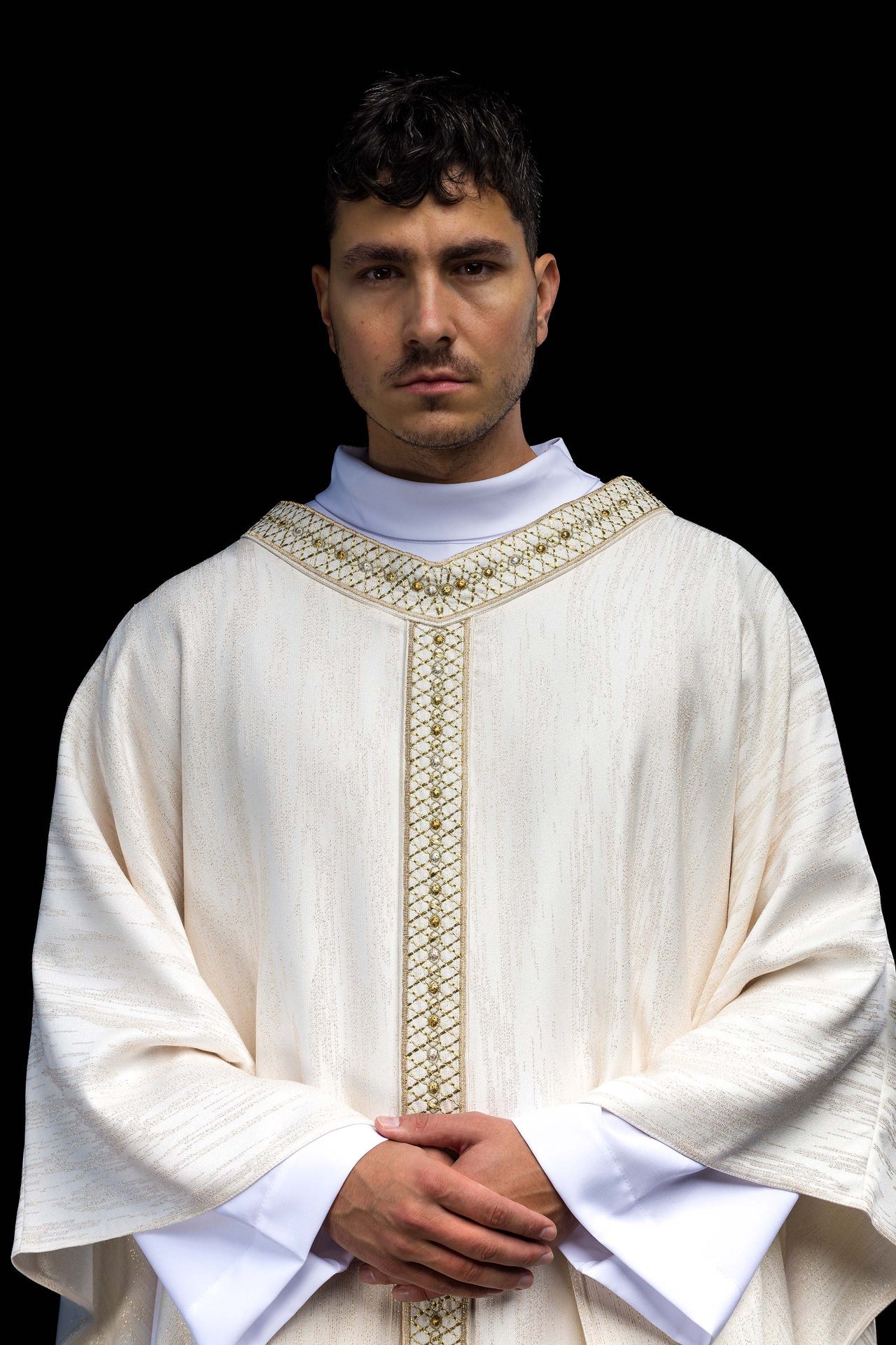 Biały Ornat z Haftowanym Pasem i Kołnierzem - CHASUBLES.COM
