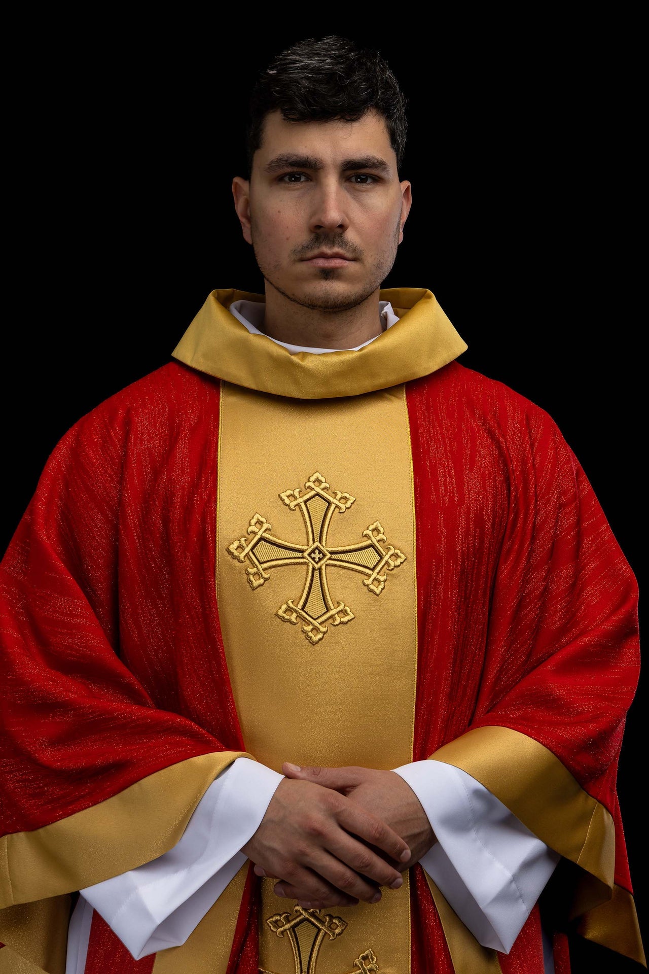 Czerwony ornat z haftowanym motywem krzyża z pasem na ozdobnej tkaninie - CHASUBLES.COM