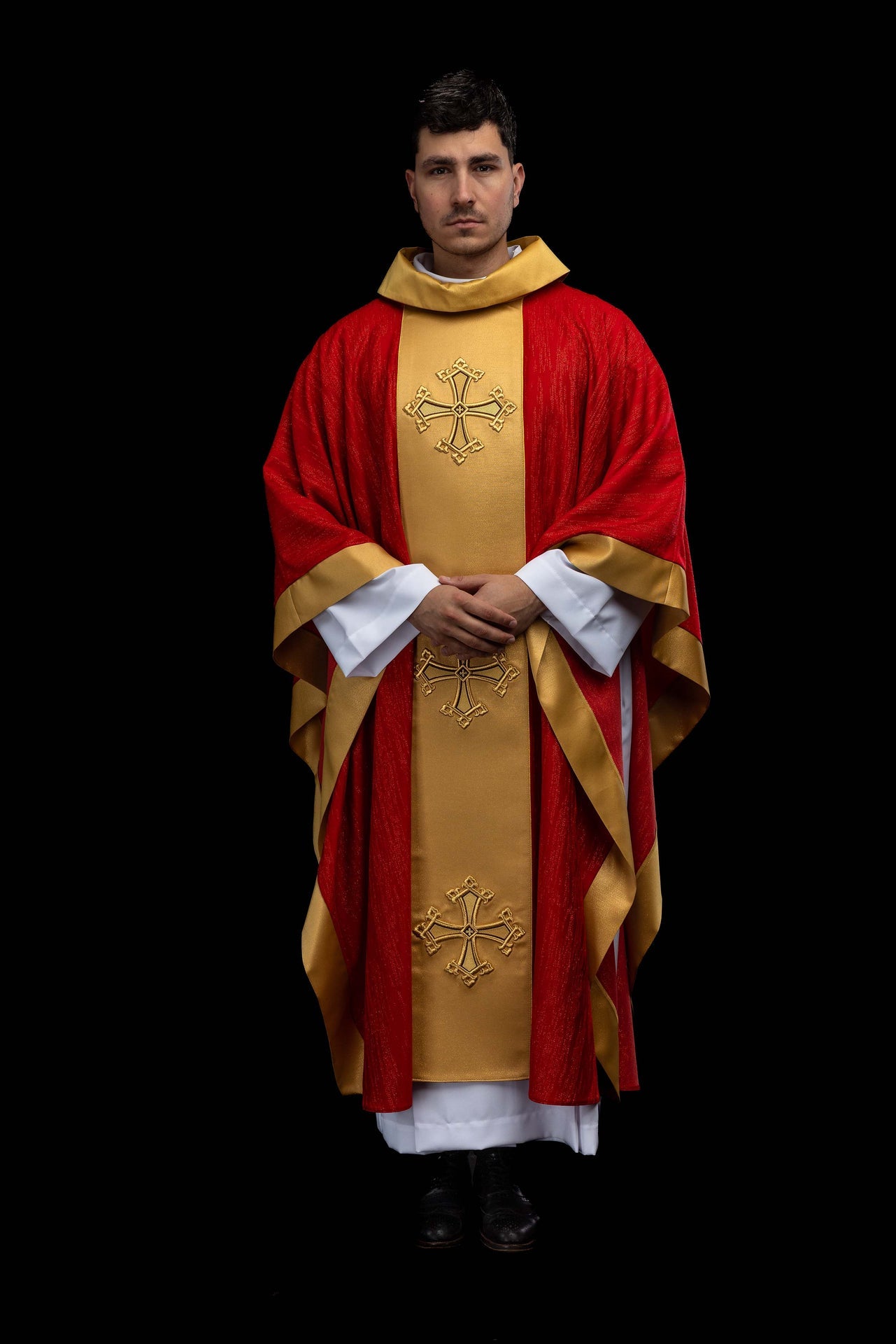 Czerwony ornat z haftowanym motywem krzyża z pasem na ozdobnej tkaninie - CHASUBLES.COM