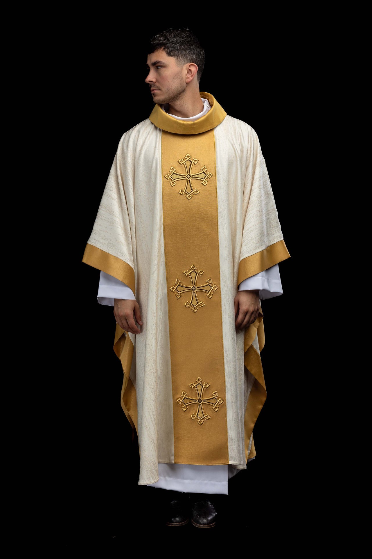 Ecru ornat z haftowanym motywem krzyża z pasem na ozdobnej tkaninie - CHASUBLES.COM