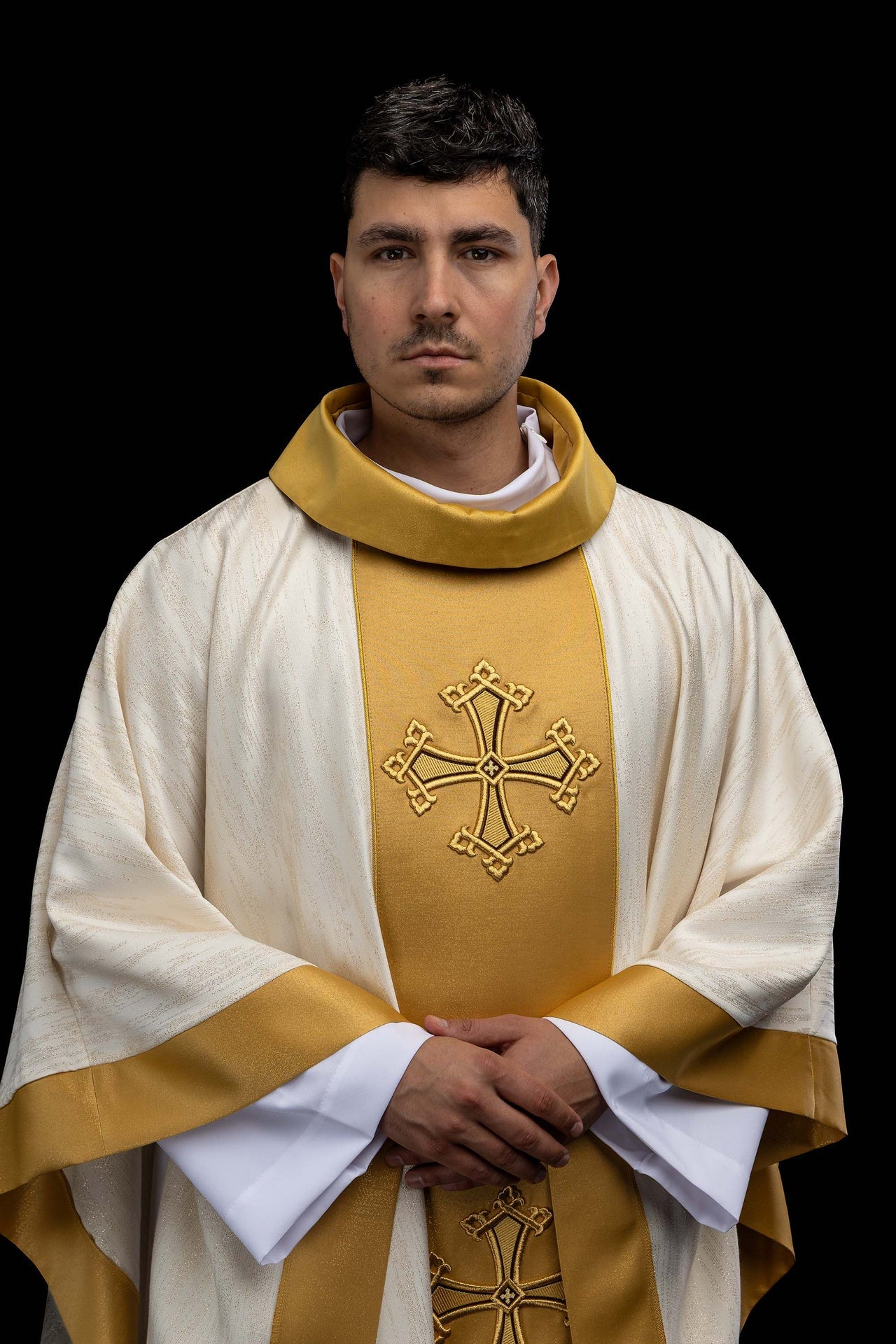 Ecru ornat z haftowanym motywem krzyża z pasem na ozdobnej tkaninie - CHASUBLES.COM