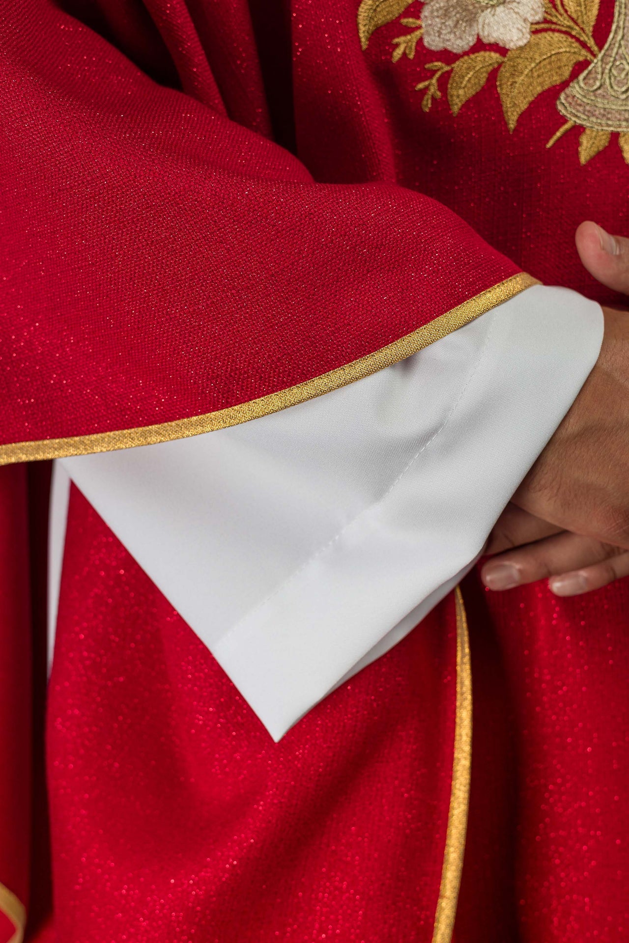 Czerwony ornat z haftowanym kołnierzem i symbolem Ducha Świętego - CHASUBLES.COM