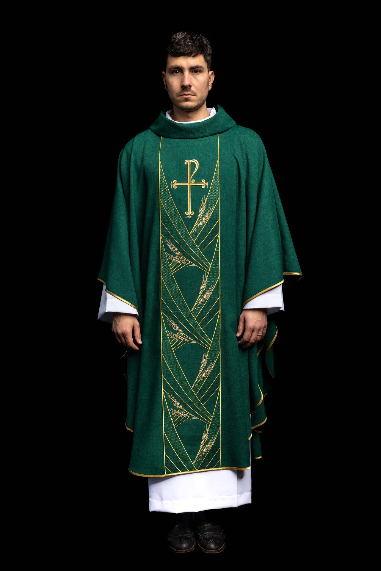 Ornat w kolorze zielonym z haftowanym pasem Pax - CHASUBLES.COM
