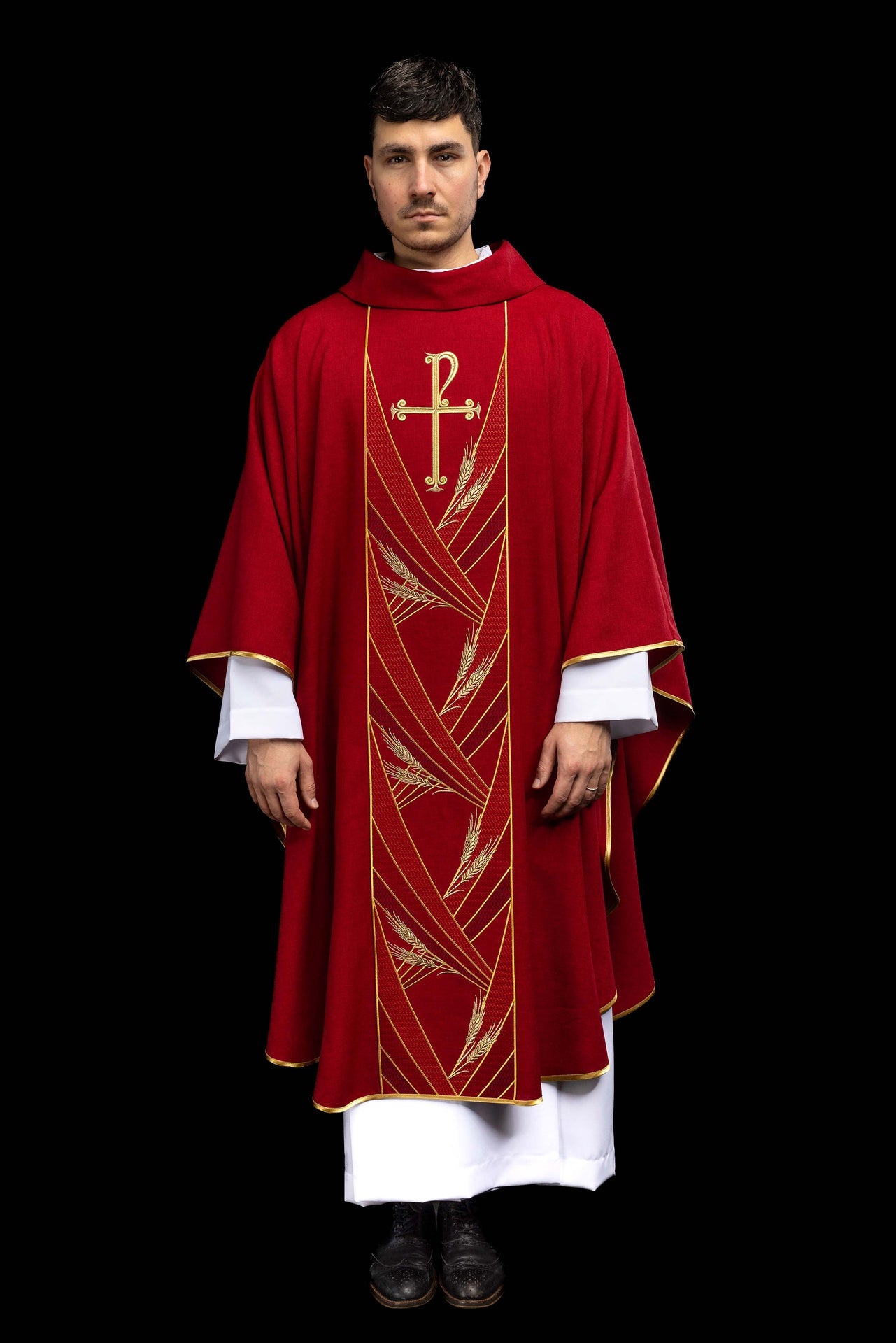 Ornat w kolorze czerwonym z haftowanym pasem Pax - CHASUBLES.COM