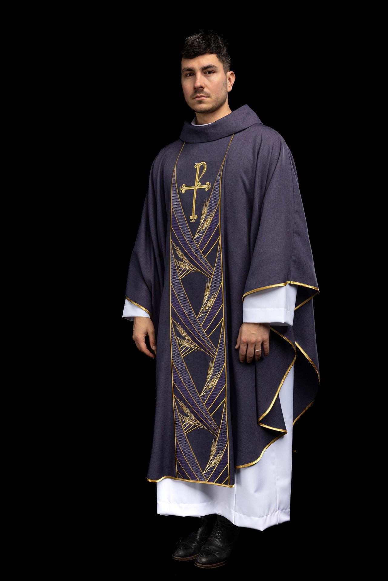 Ornat w kolorze fioletowym z haftowanym pasem Pax - CHASUBLES.COM