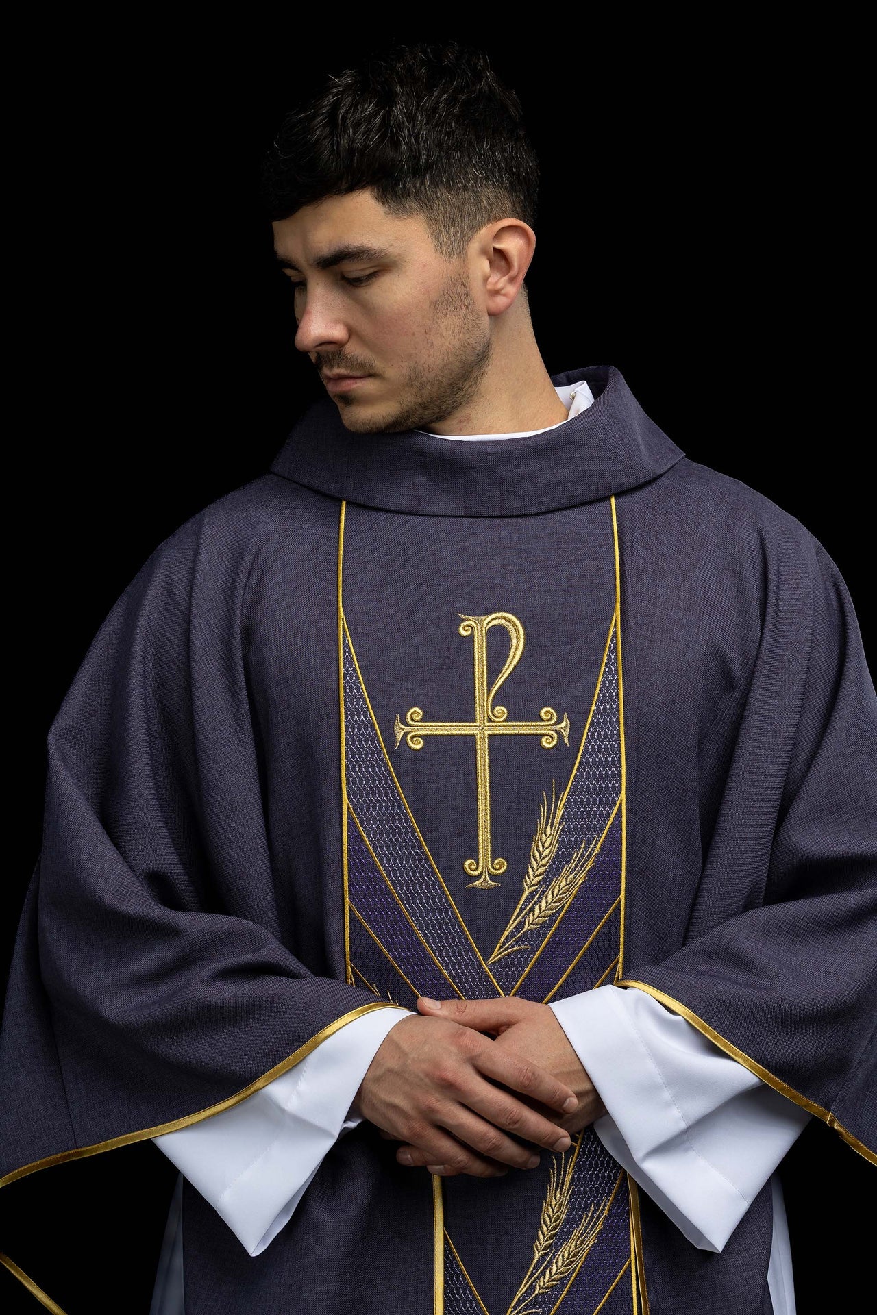 Ornat w kolorze fioletowym z haftowanym pasem Pax - CHASUBLES.COM