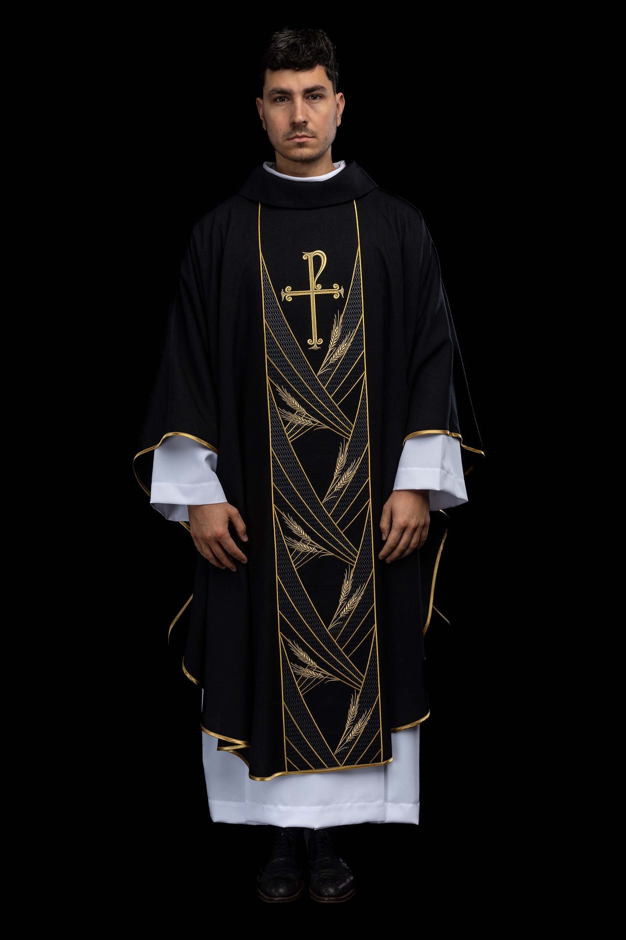 Ornat w kolorze czarnym z haftowanym pasem Pax - CHASUBLES.COM