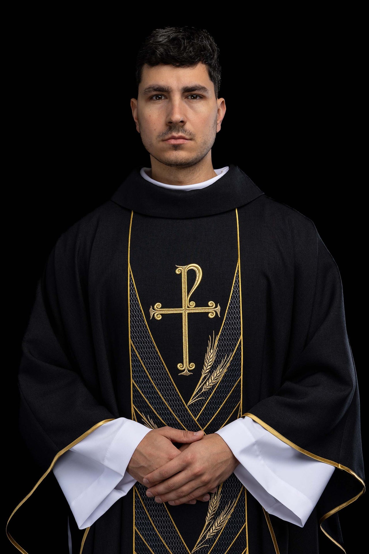 Ornat w kolorze czarnym z haftowanym pasem Pax - CHASUBLES.COM