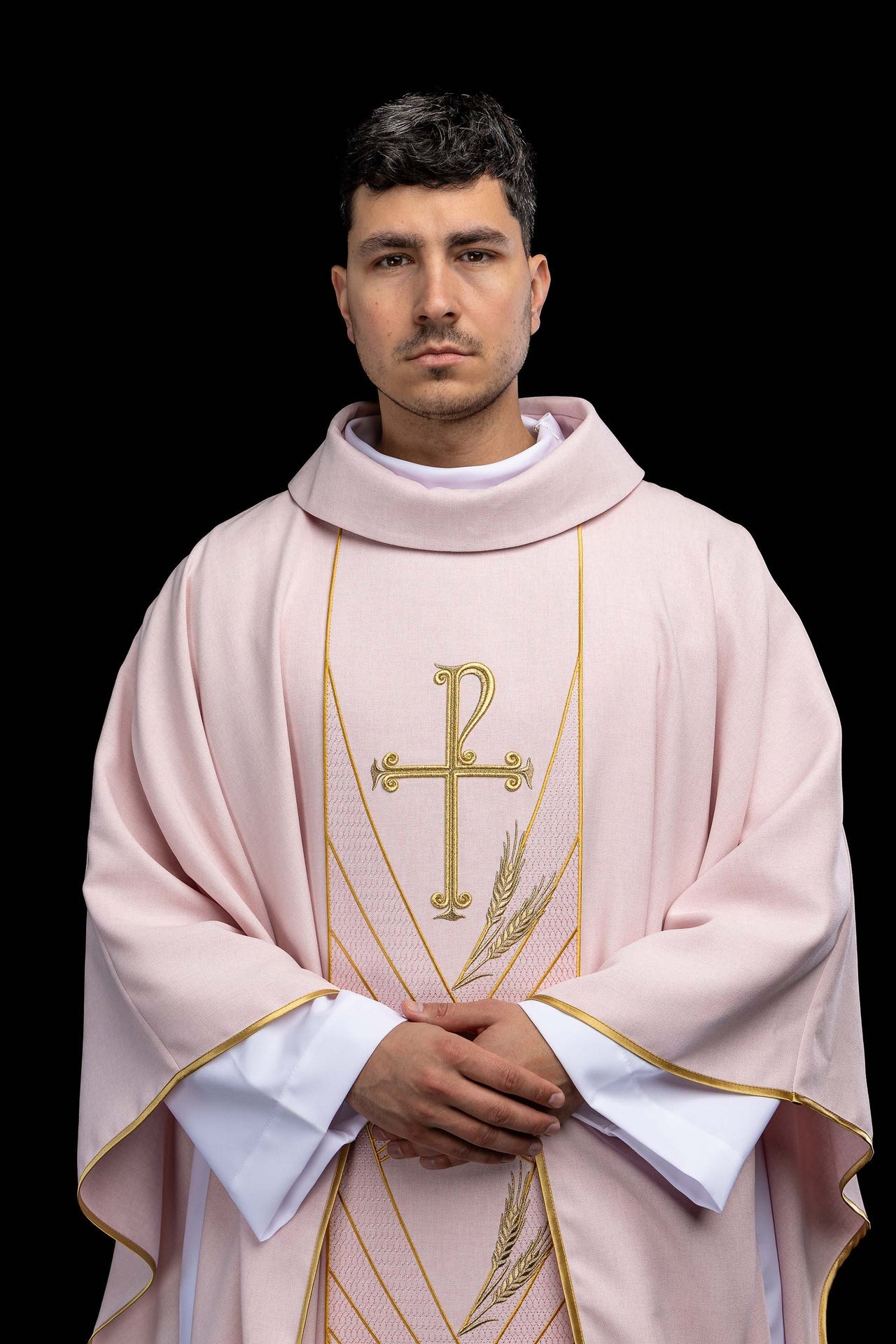 Ornat w kolorze różowym z haftowanym pasem Pax - CHASUBLES.COM