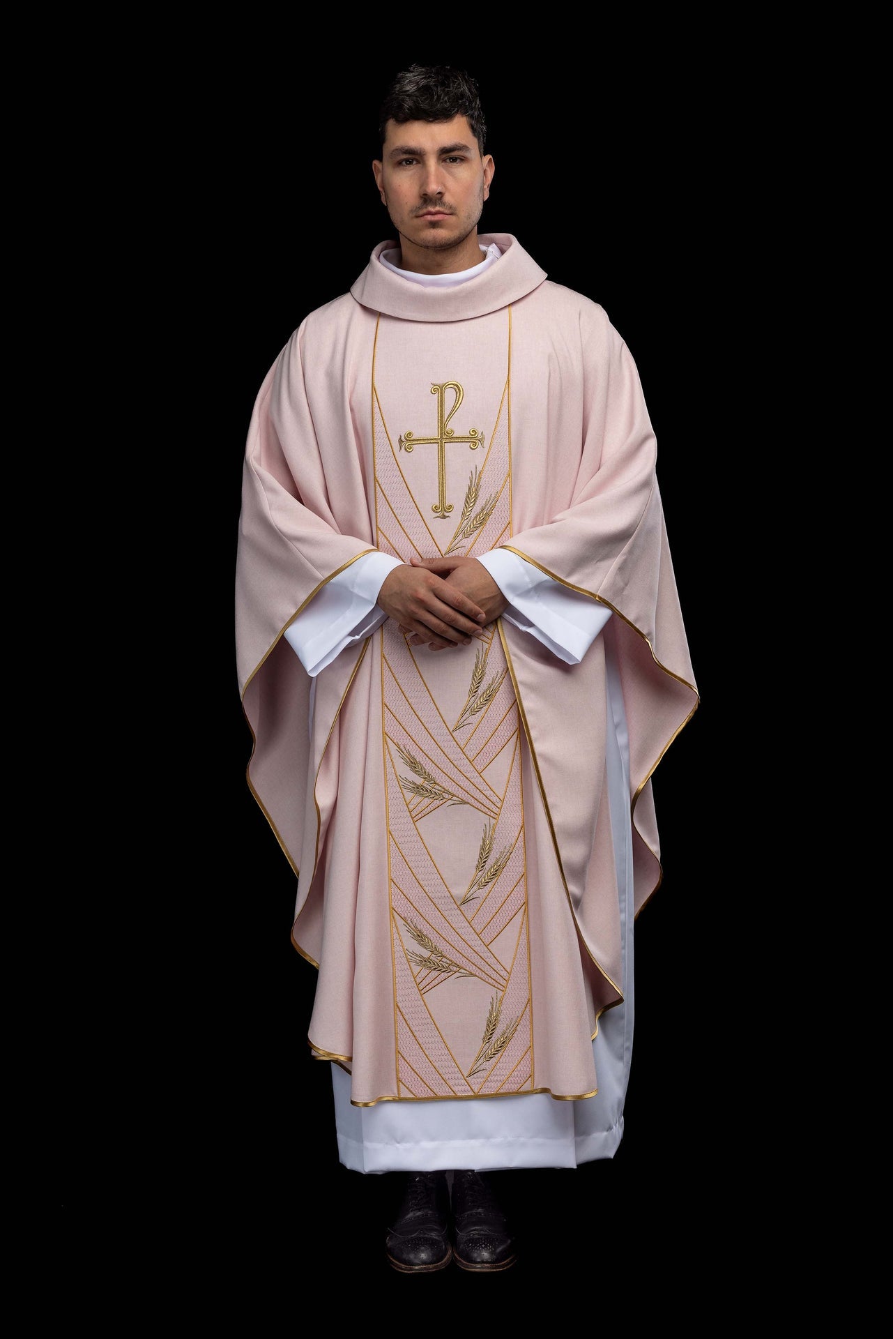 Ornat w kolorze różowym z haftowanym pasem Pax - CHASUBLES.COM