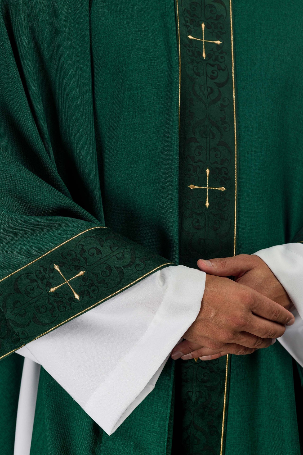Ornat w kolorze zielonym z haftowanym pasem i kołnierzem w krzyże