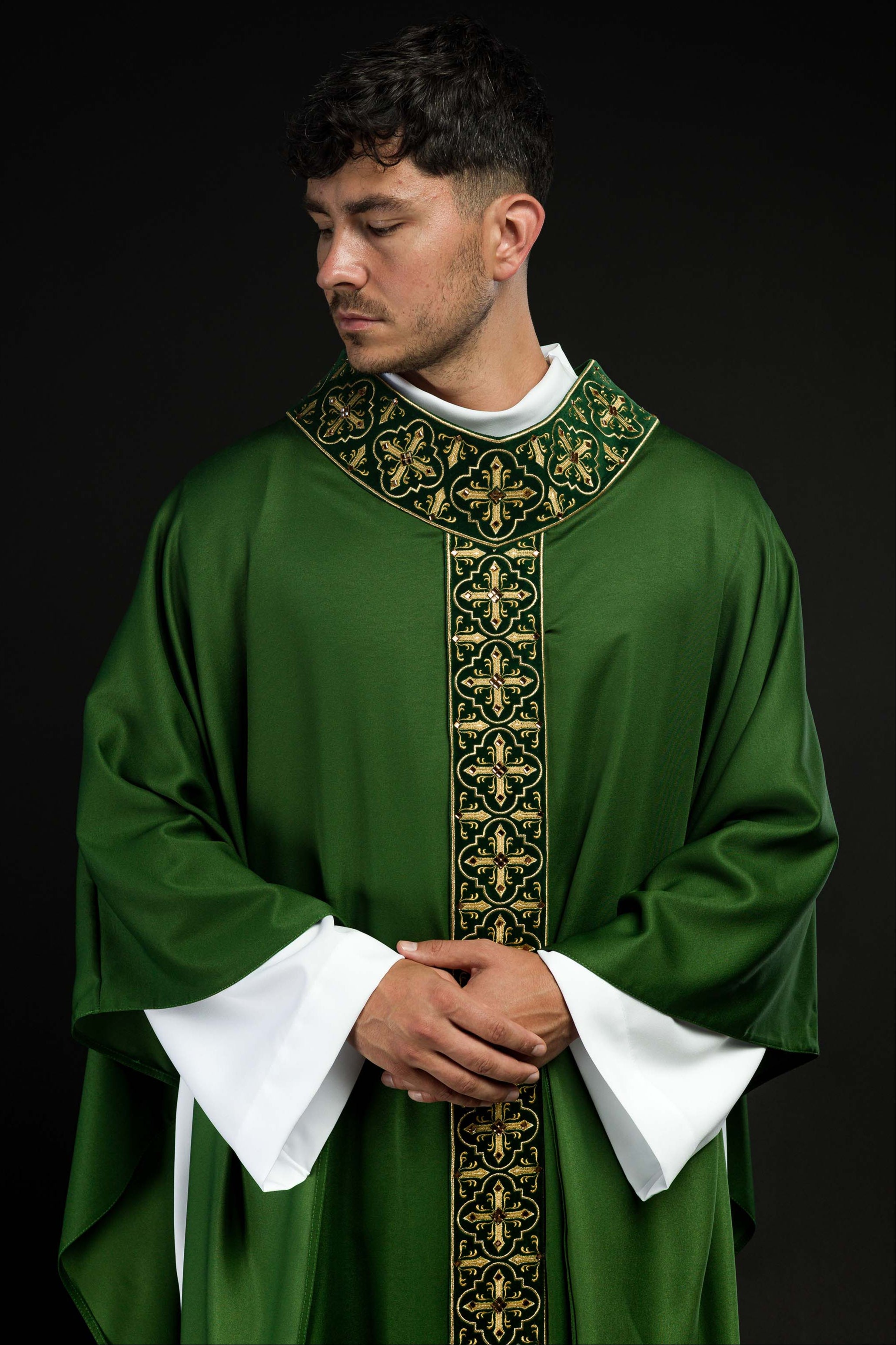 Green chasuble adorned with stones and a narrow band - CHASUBLES.COM