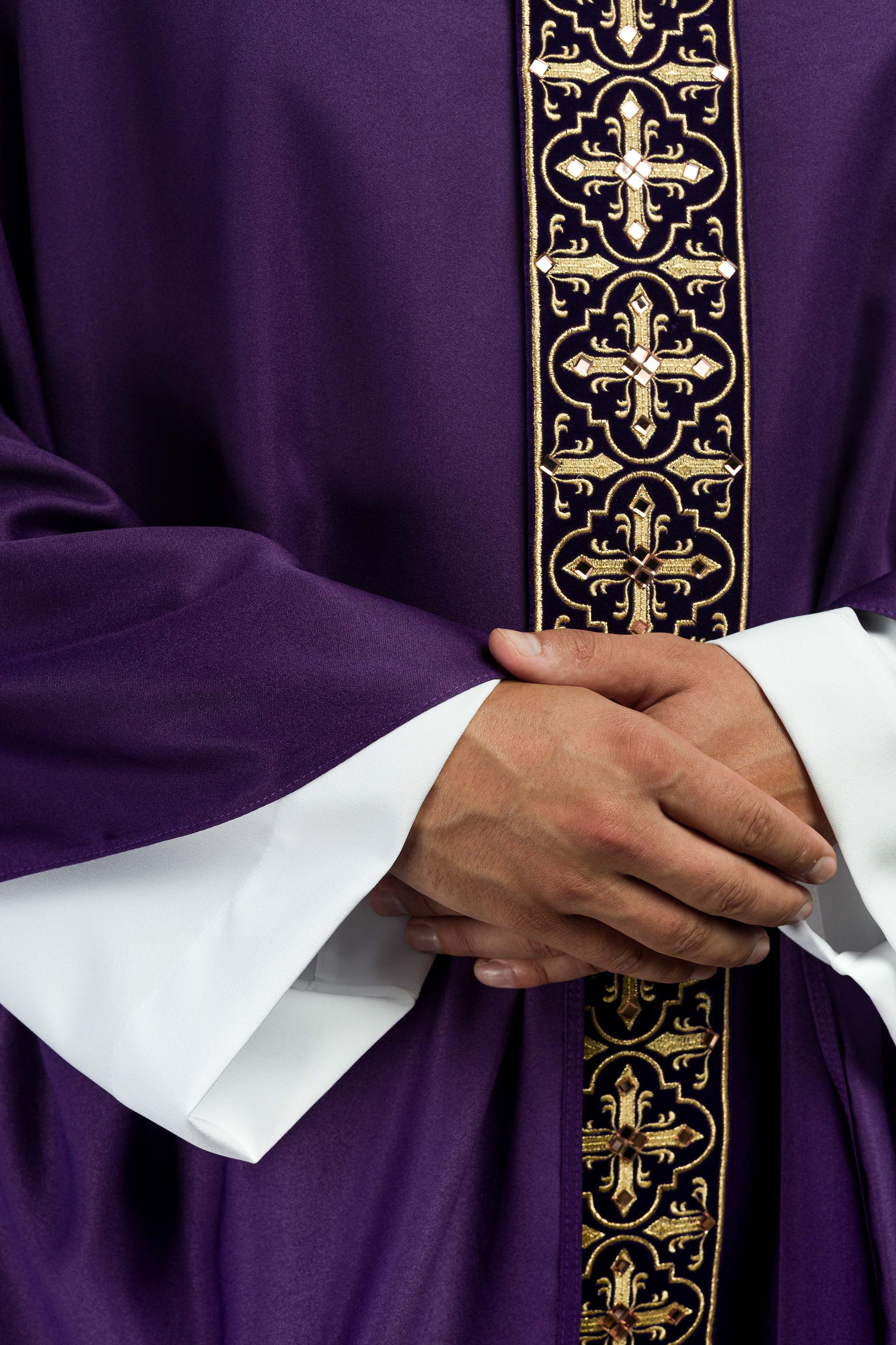 Purple chasuble adorned with stones and a narrow band - CHASUBLES.COM