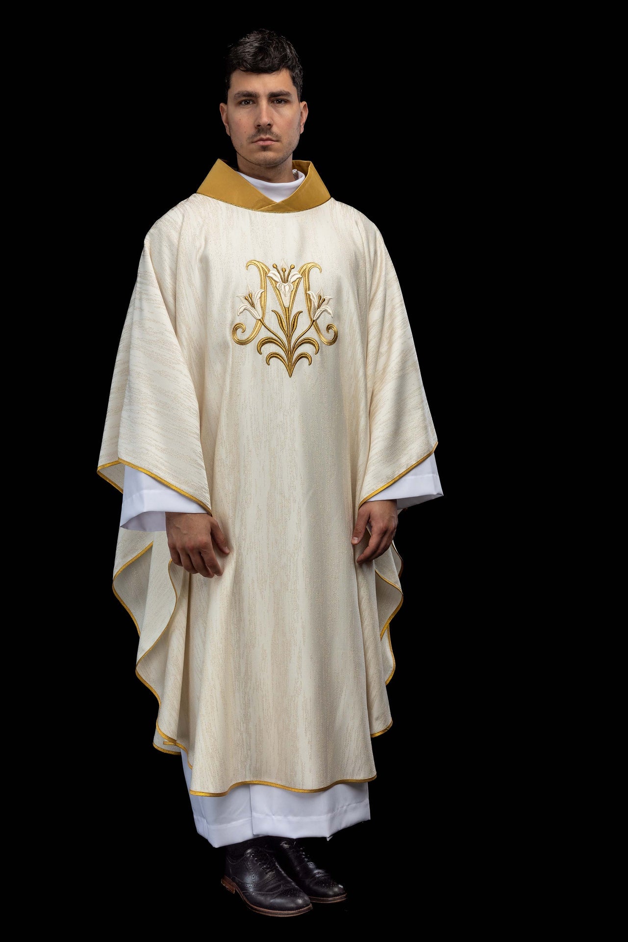Embroidered ecru chasuble with a Marian motif