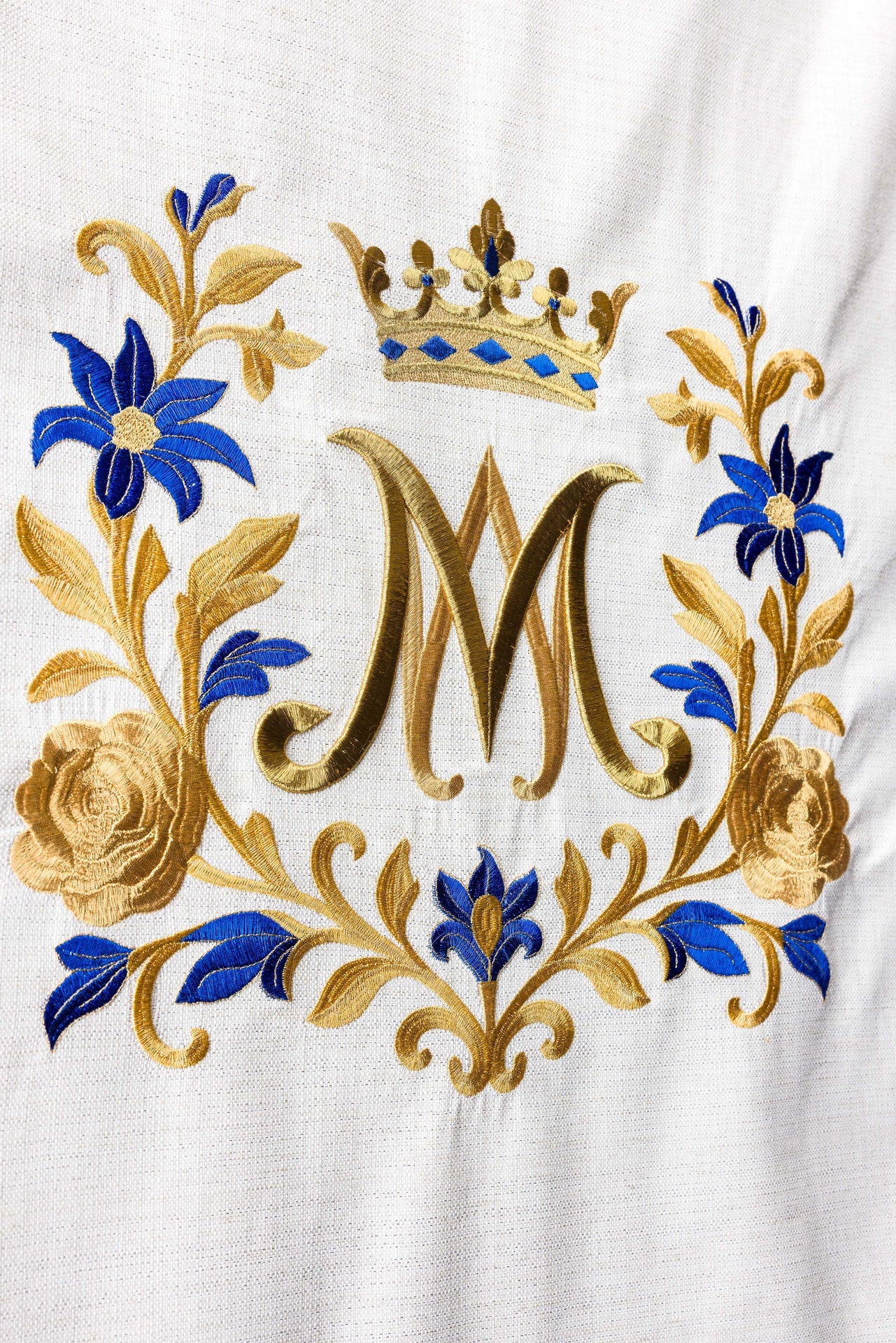 Lectern cloth with Marian embroidery in ecru - CHASUBLES.COM