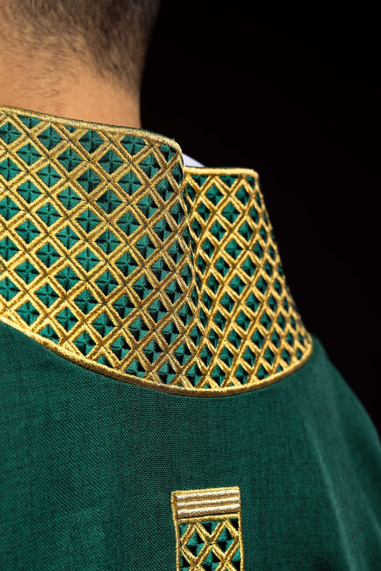 Dalmatyka z haftowanymi krzyżami i kołnierzem zielona