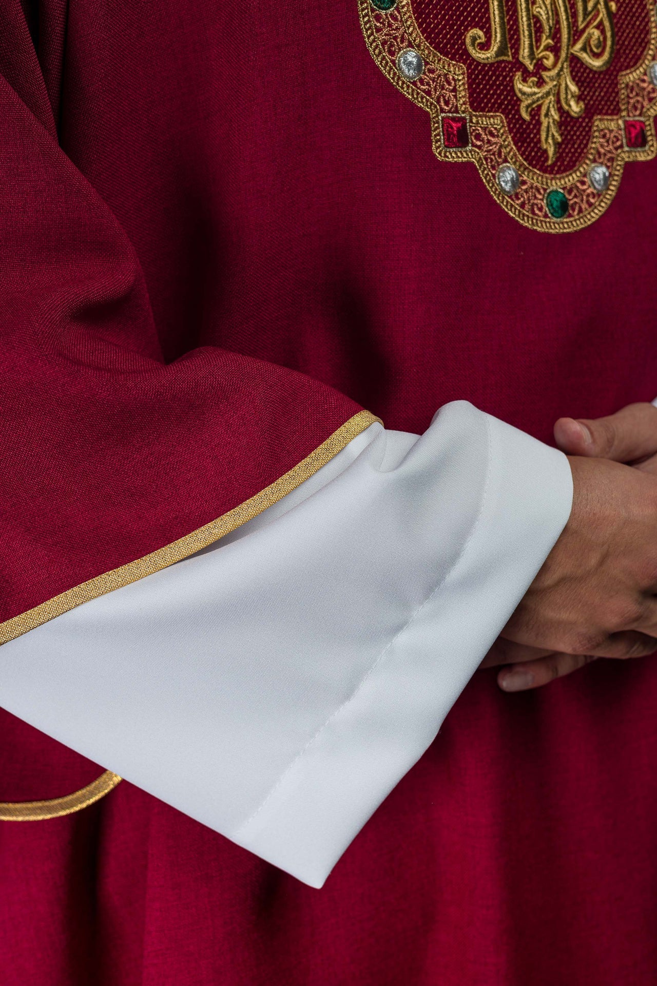 Dalmatyka z symbolem IHS i kołnierzem w kolorze czerwonym