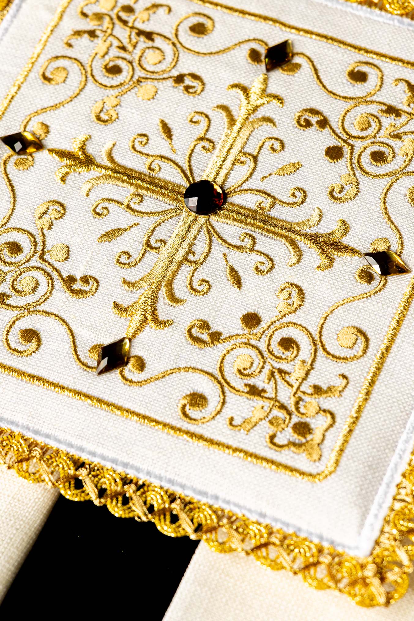 Richly decorated Chalice Linen Set with cross embroidery - CHASUBLES.COM