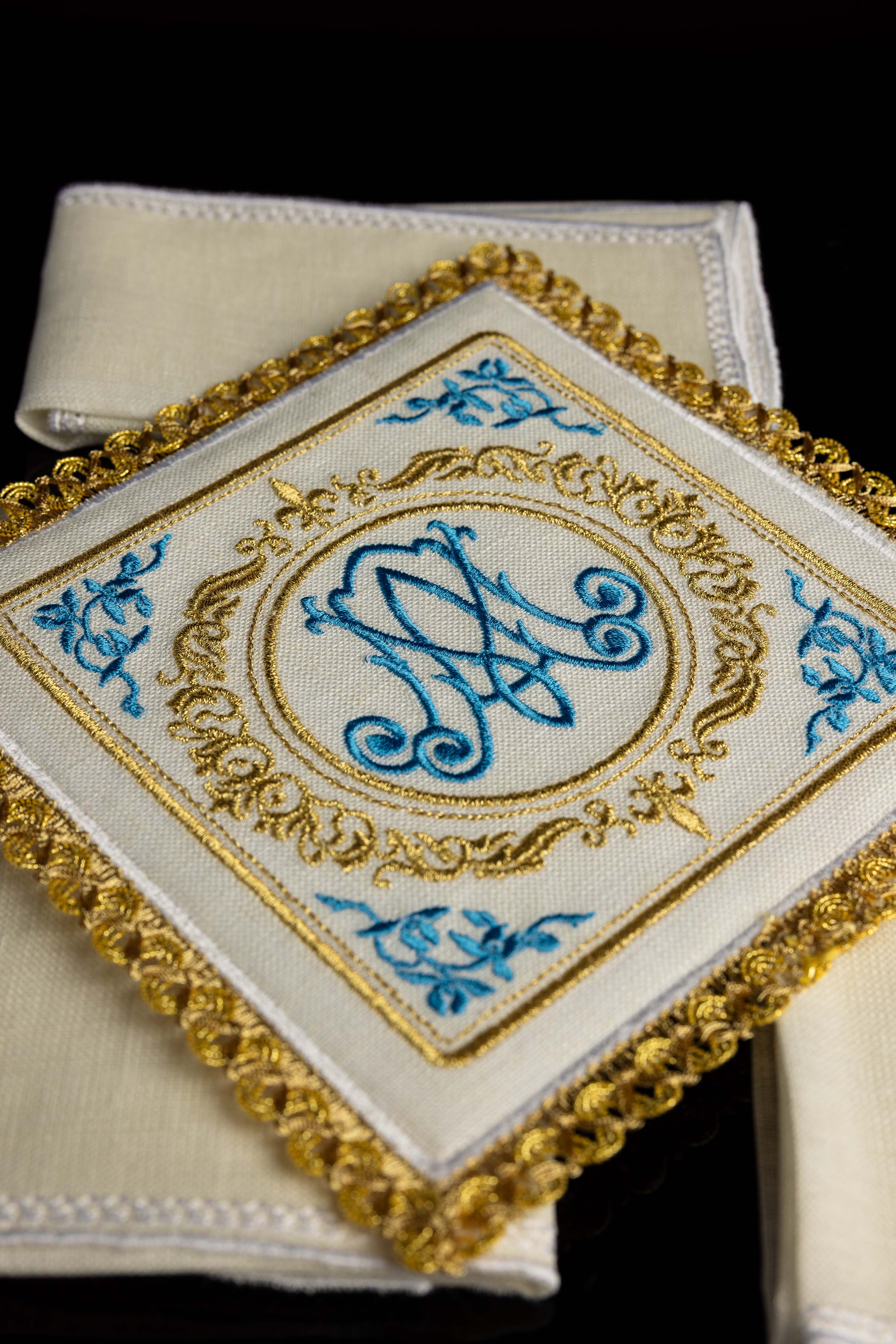 Marian altar linens set
