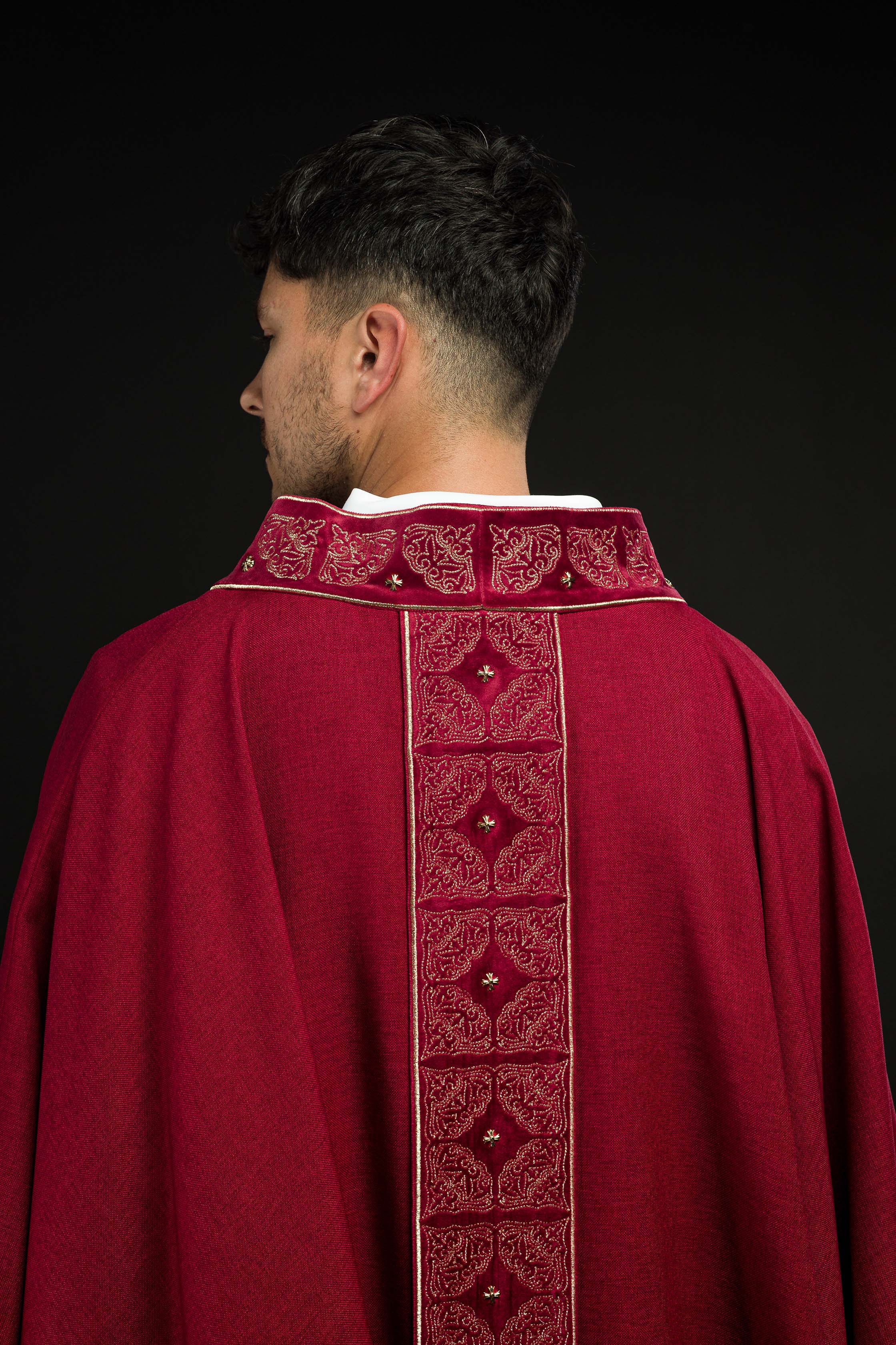 Chasuble with richly embroidered belt and collar in red - CHASUBLES.COM