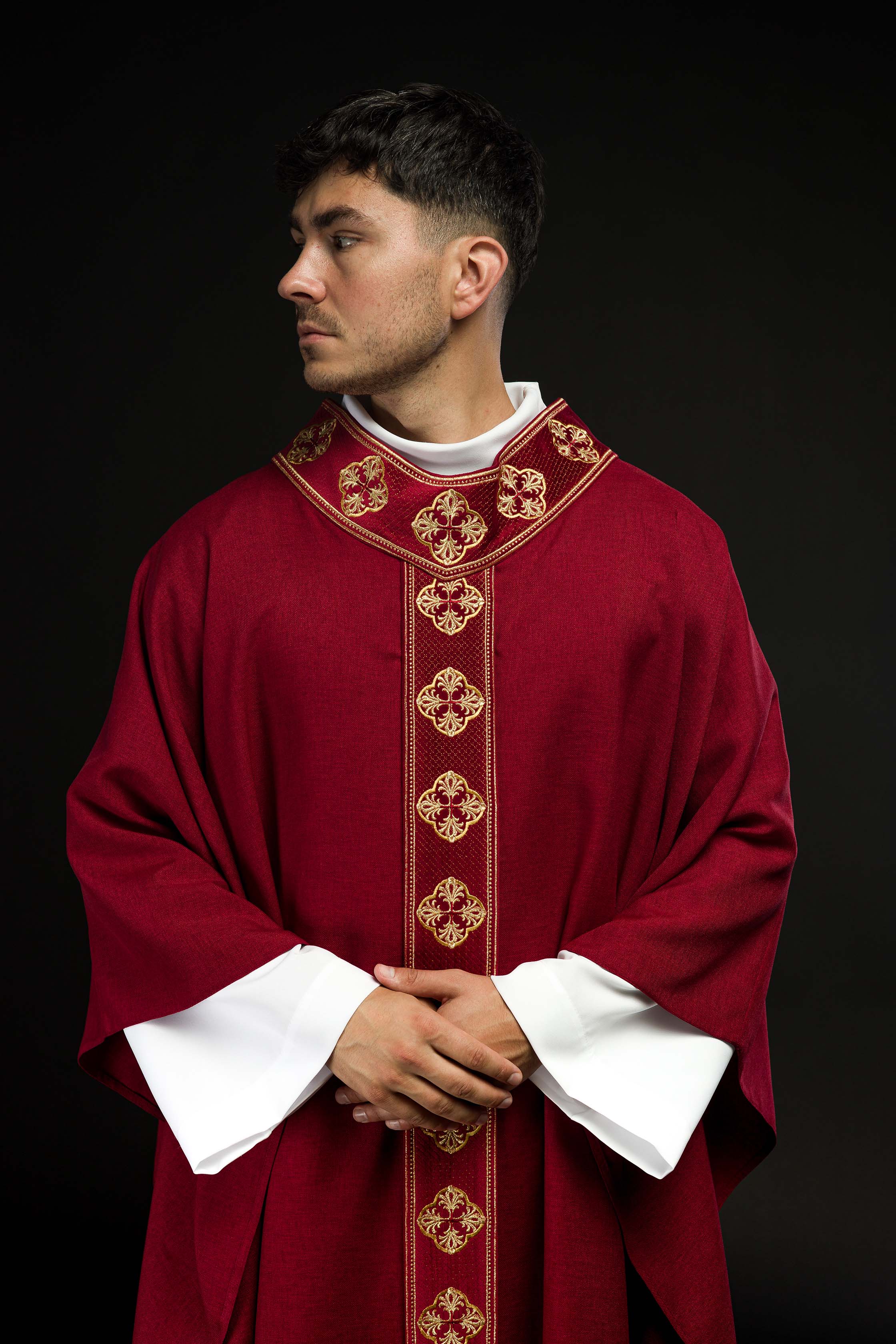 Chasuble in red with embroidered belt and crosses on the collar - CHASUBLES.COM